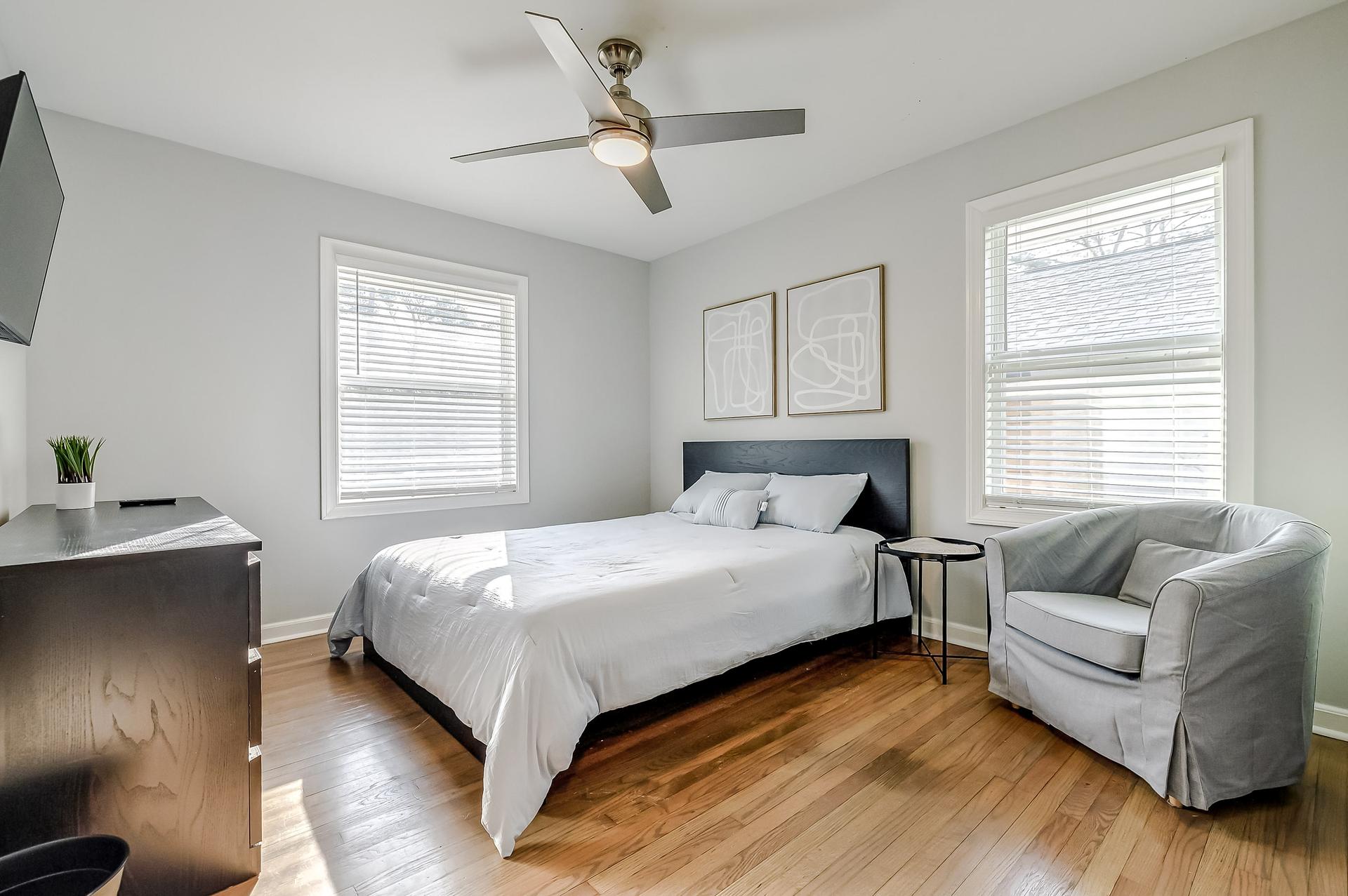bedroom, detected:ceiling fan, window blind, bed
