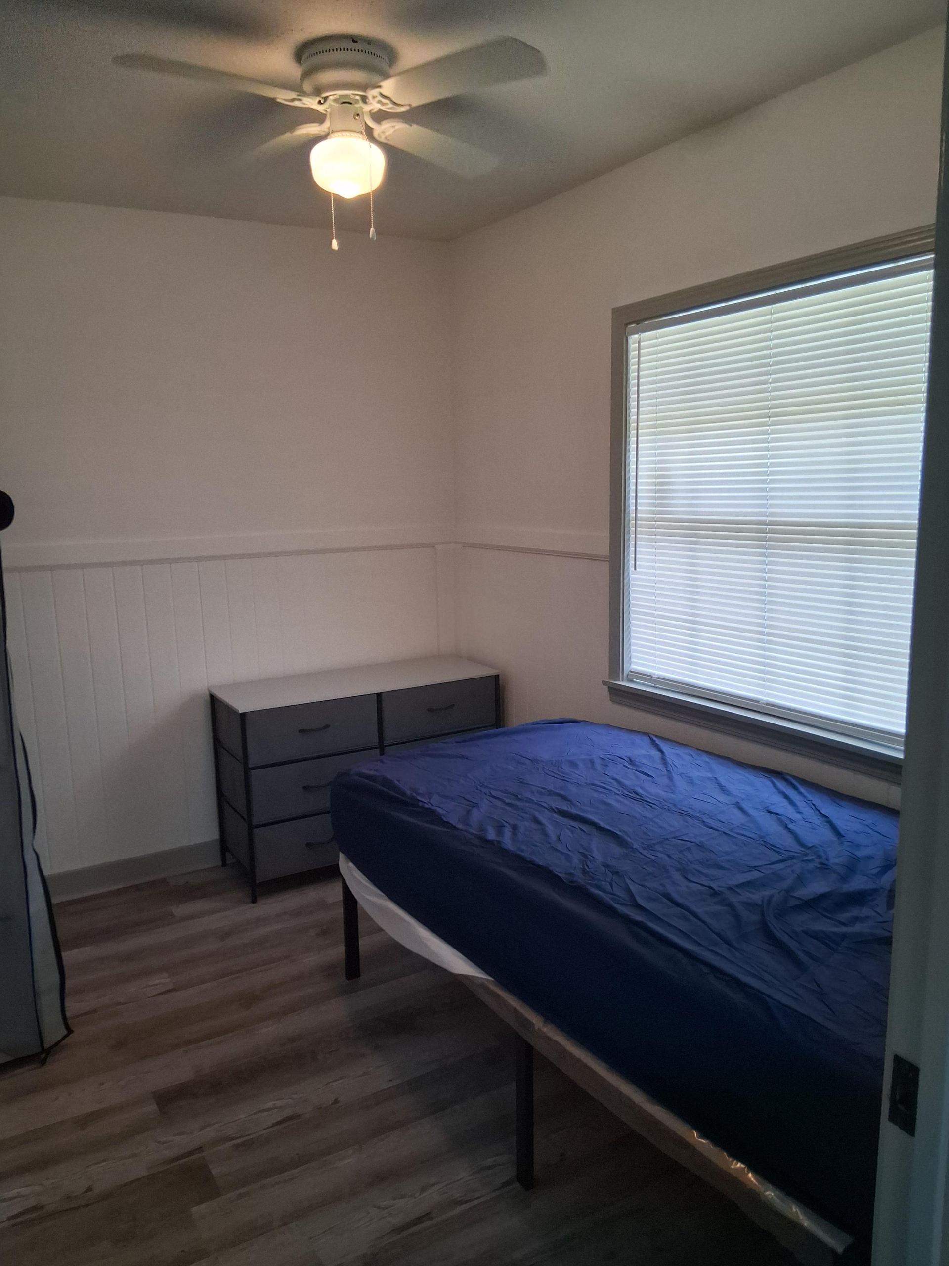 nice room, with ceiling fan and blinds
