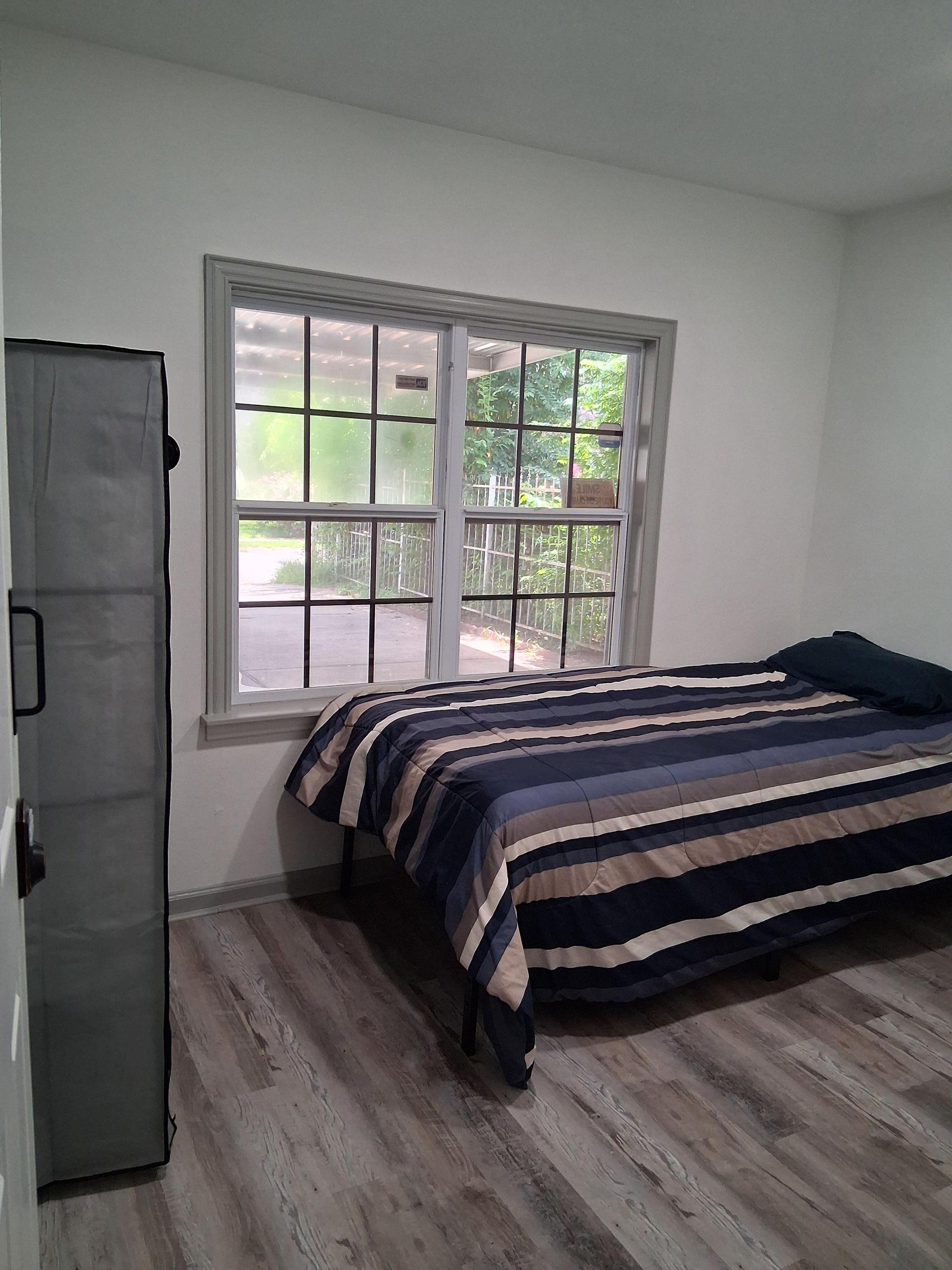 cozy room, has blinds, ceiling fan
