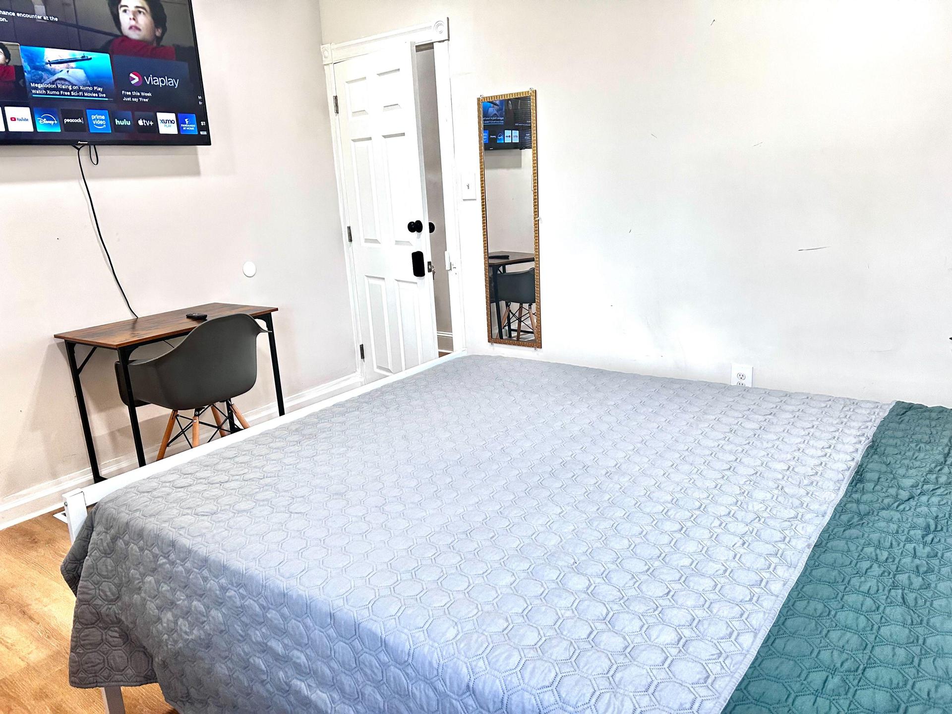 Room with a confortable queedn bed , 55 inch smart tv