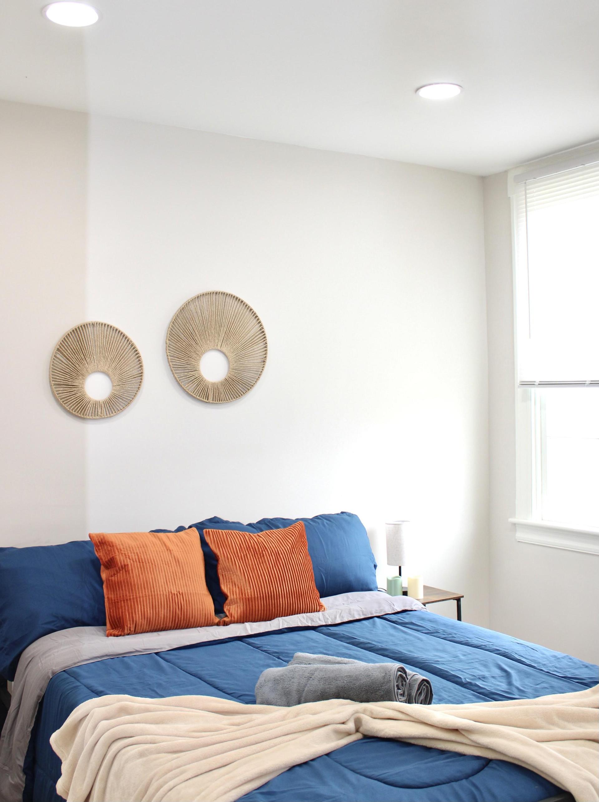 COMFY ROOM W / QUEEN BED ,SMART Twith