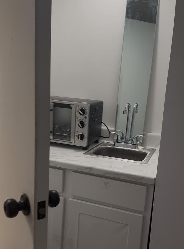 Kitchenette area (sink, conventional oven, cooktop)