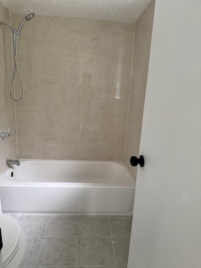 Full bathroom (tub/shower, sink, toilet)