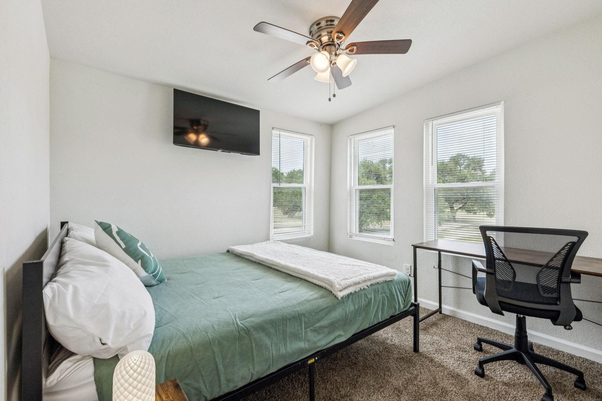 Upstairs Back Bedroom (G) With Private Bathroom Right Next Door