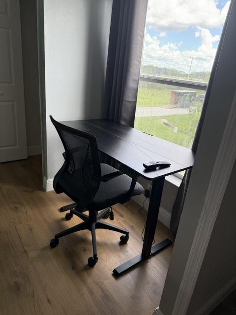 Room 1 electric standing desk with ergonomic chair