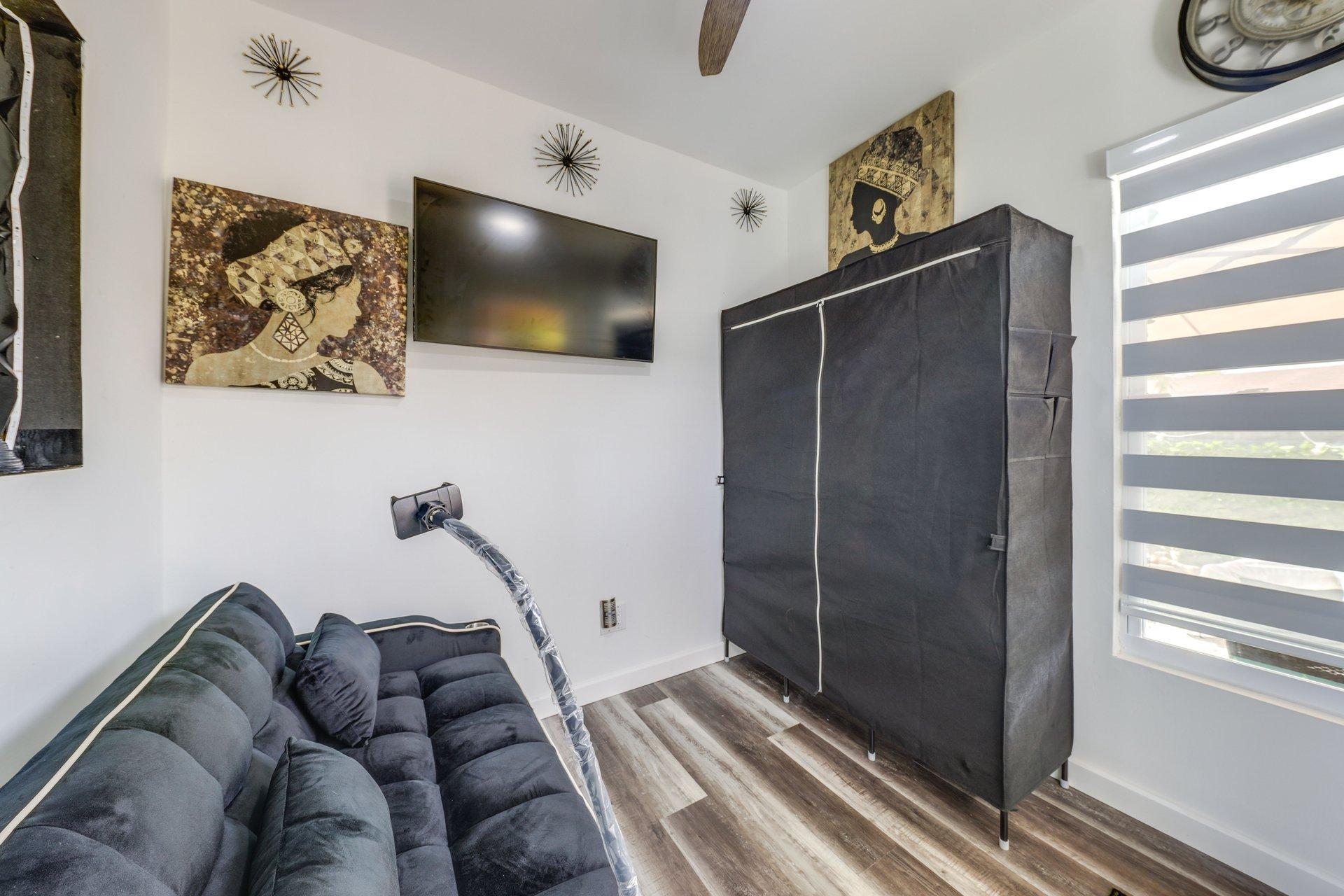 Living room /bedroom/ closet