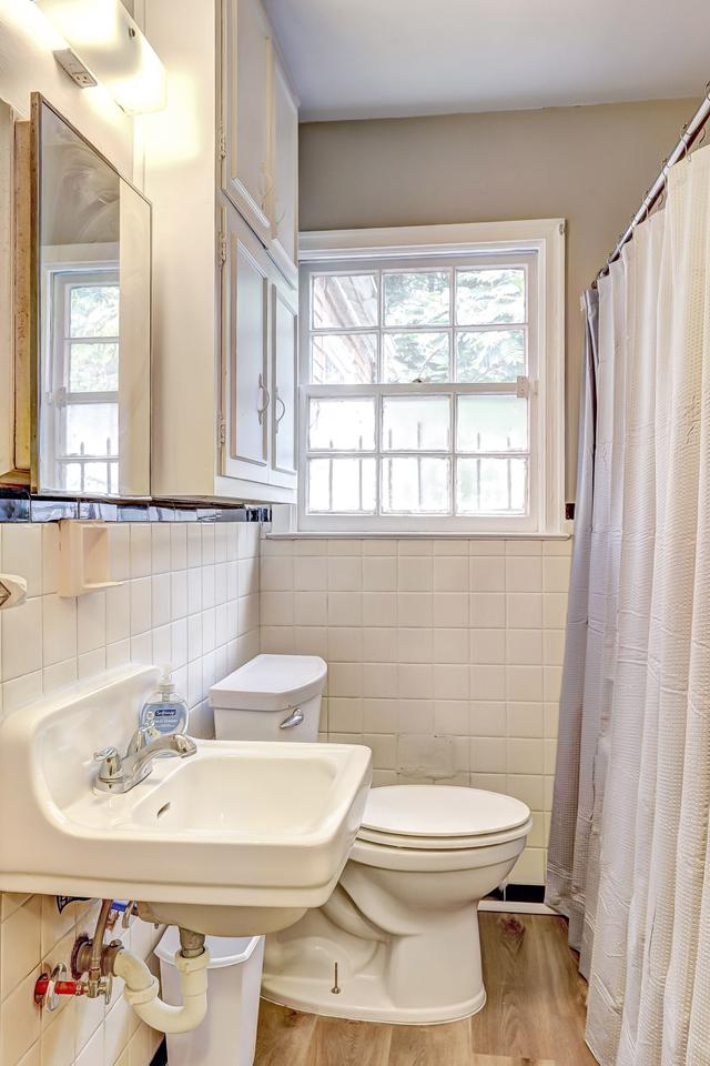 Bathroom(s)