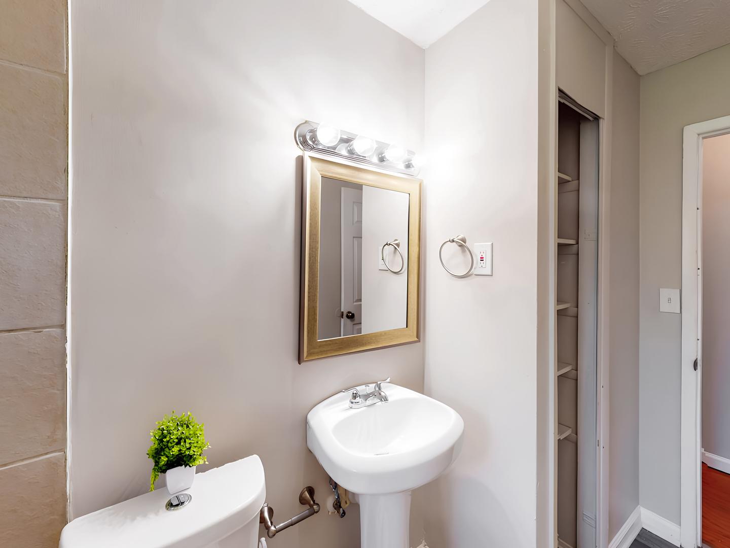 Bathroom(s)