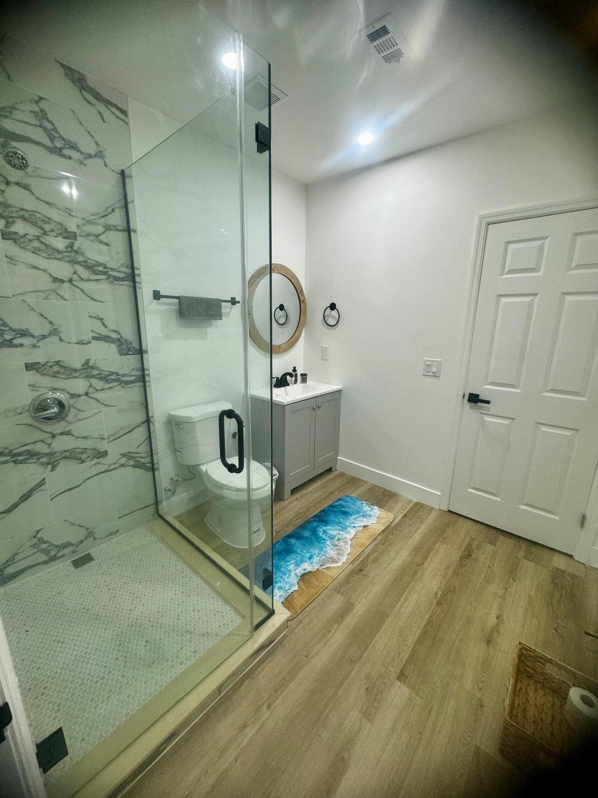 Bathroom 2 (full)