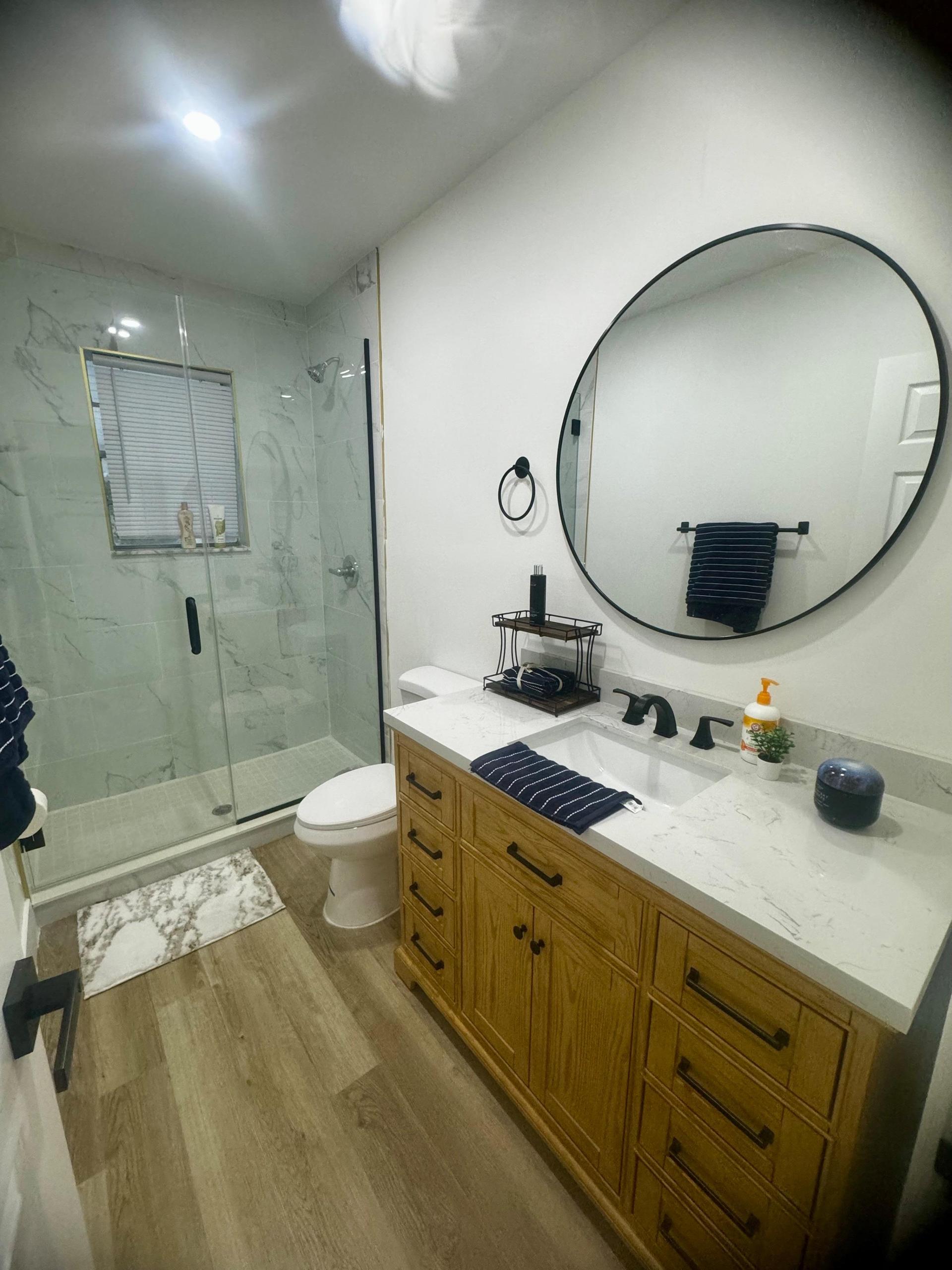 Bathroom 1 (full)