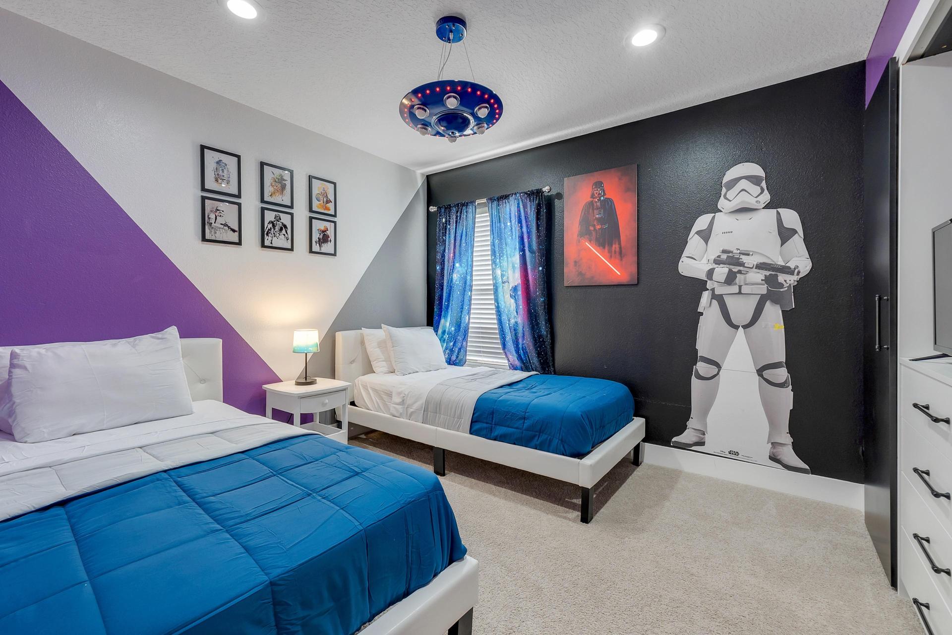 Queen-Size Bedroom – Affordable Comfort with Shared Bath