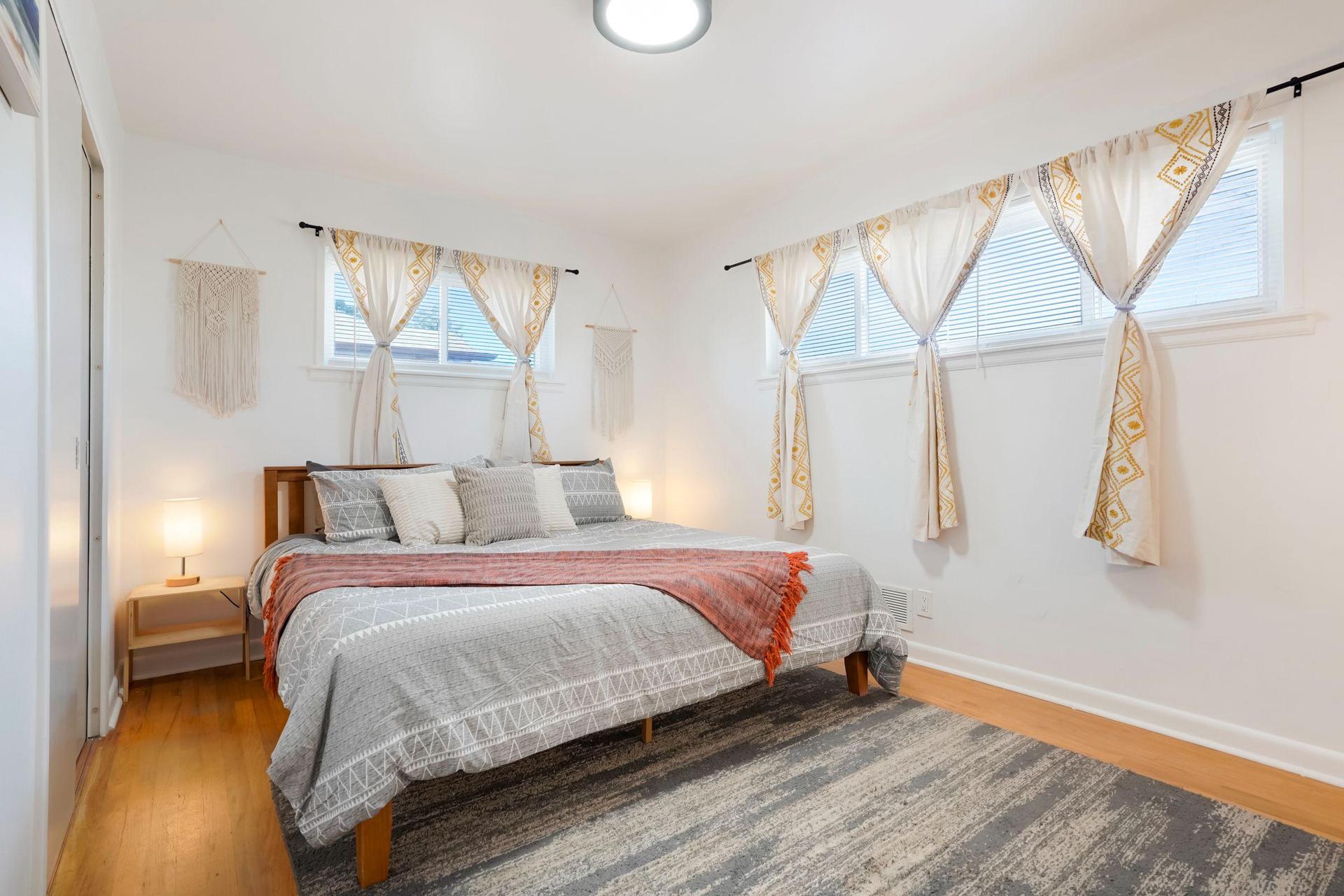 Bedroom 1 (King)