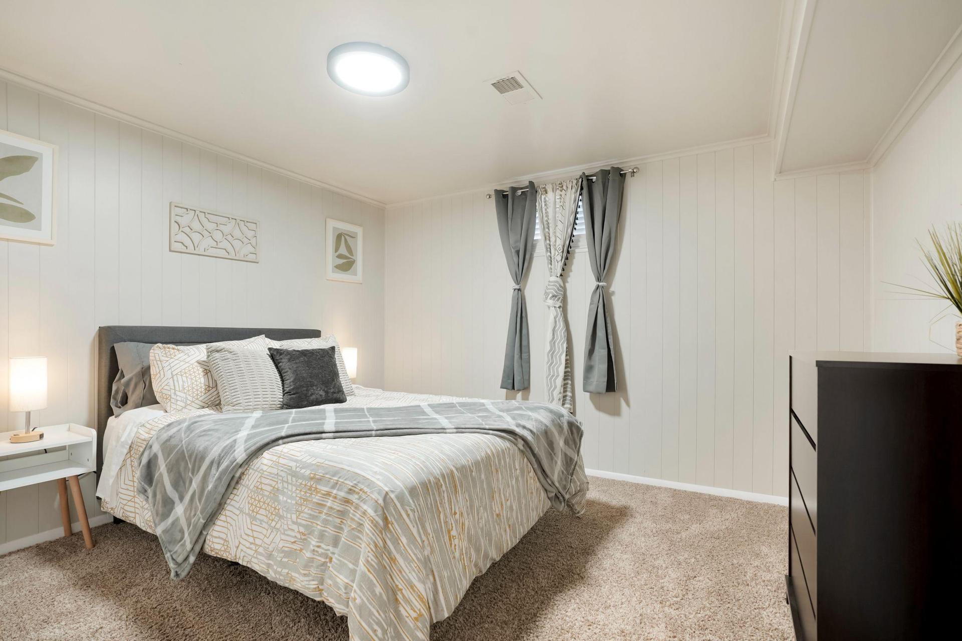 Bedroom 5 (Queen)