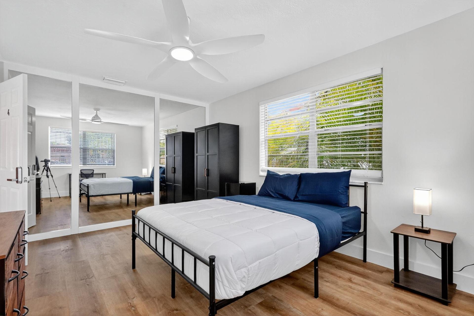 Huge room with Queen size Bed with workspace and mini fridge/freezer
