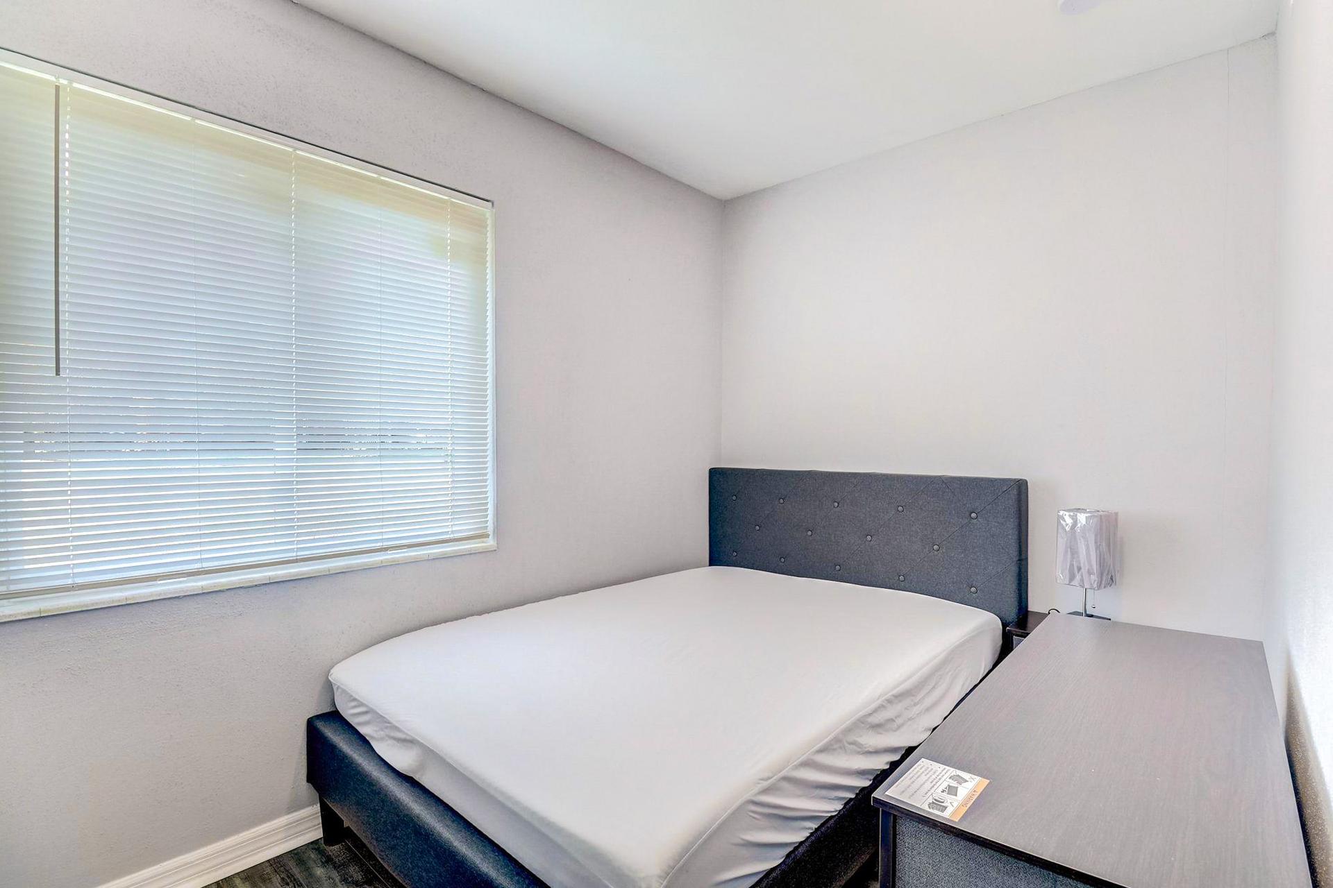 bedroom, detected:window blind, bed