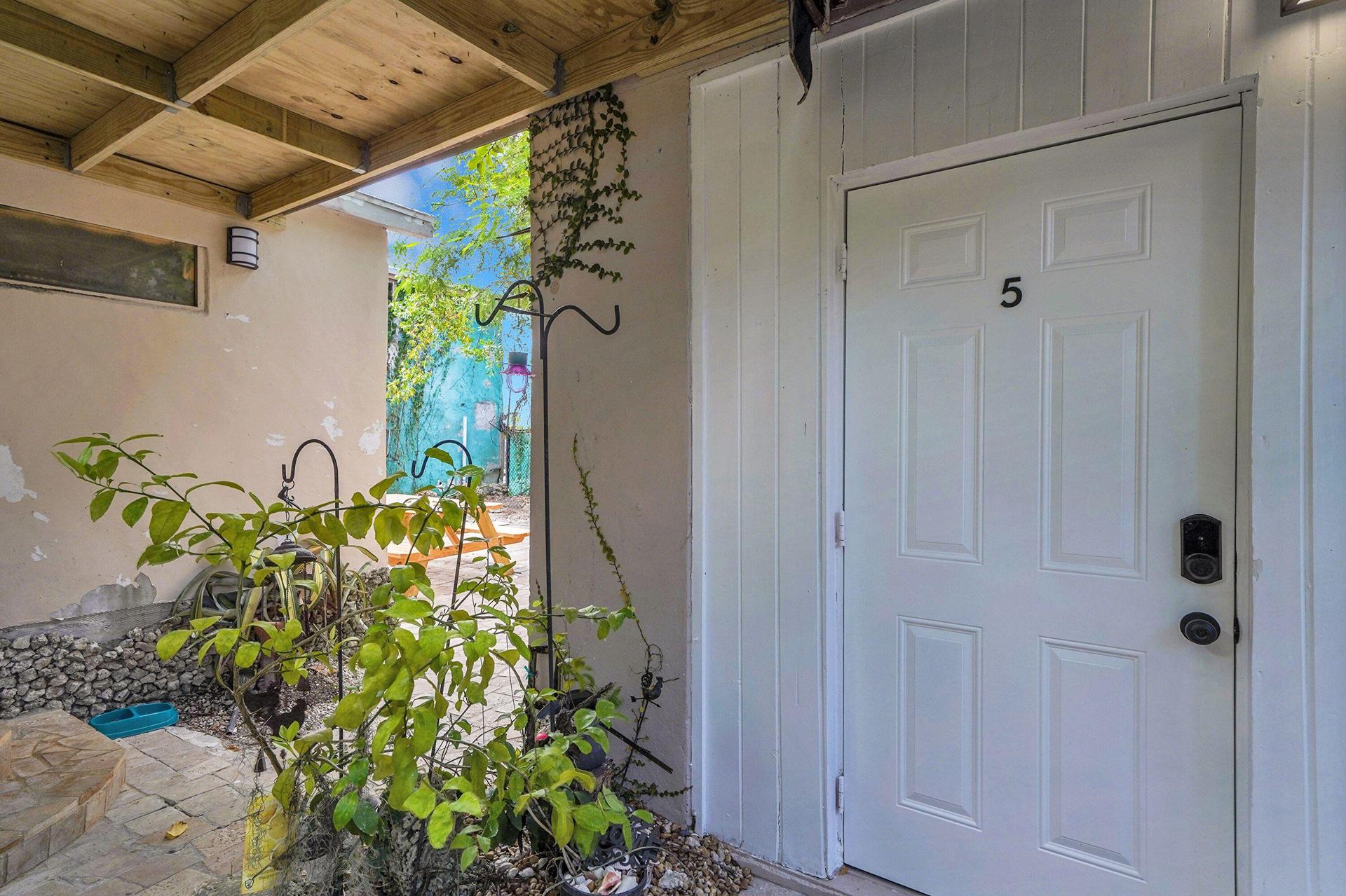 Door 5 Private Enteran