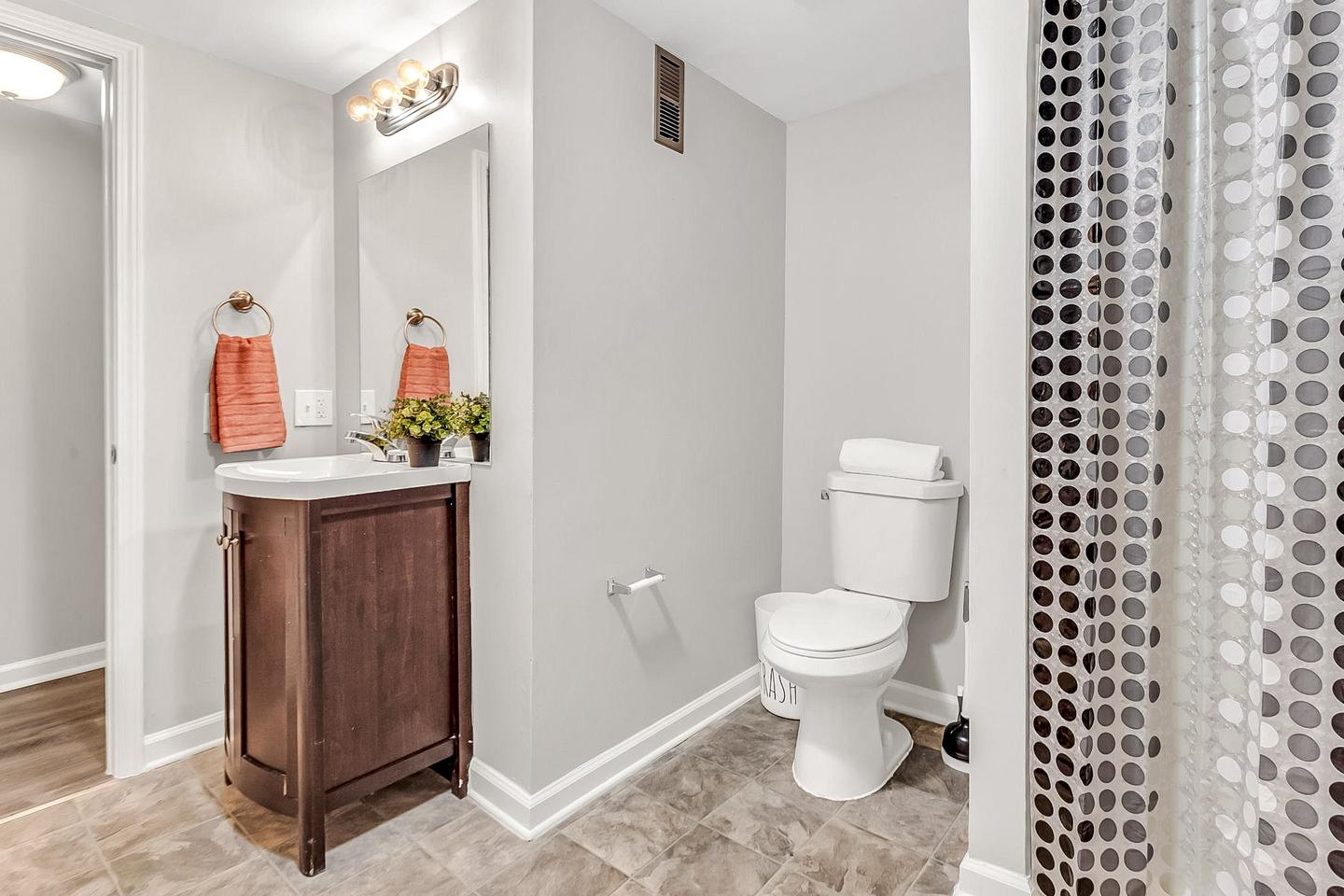 Bathroom(s)