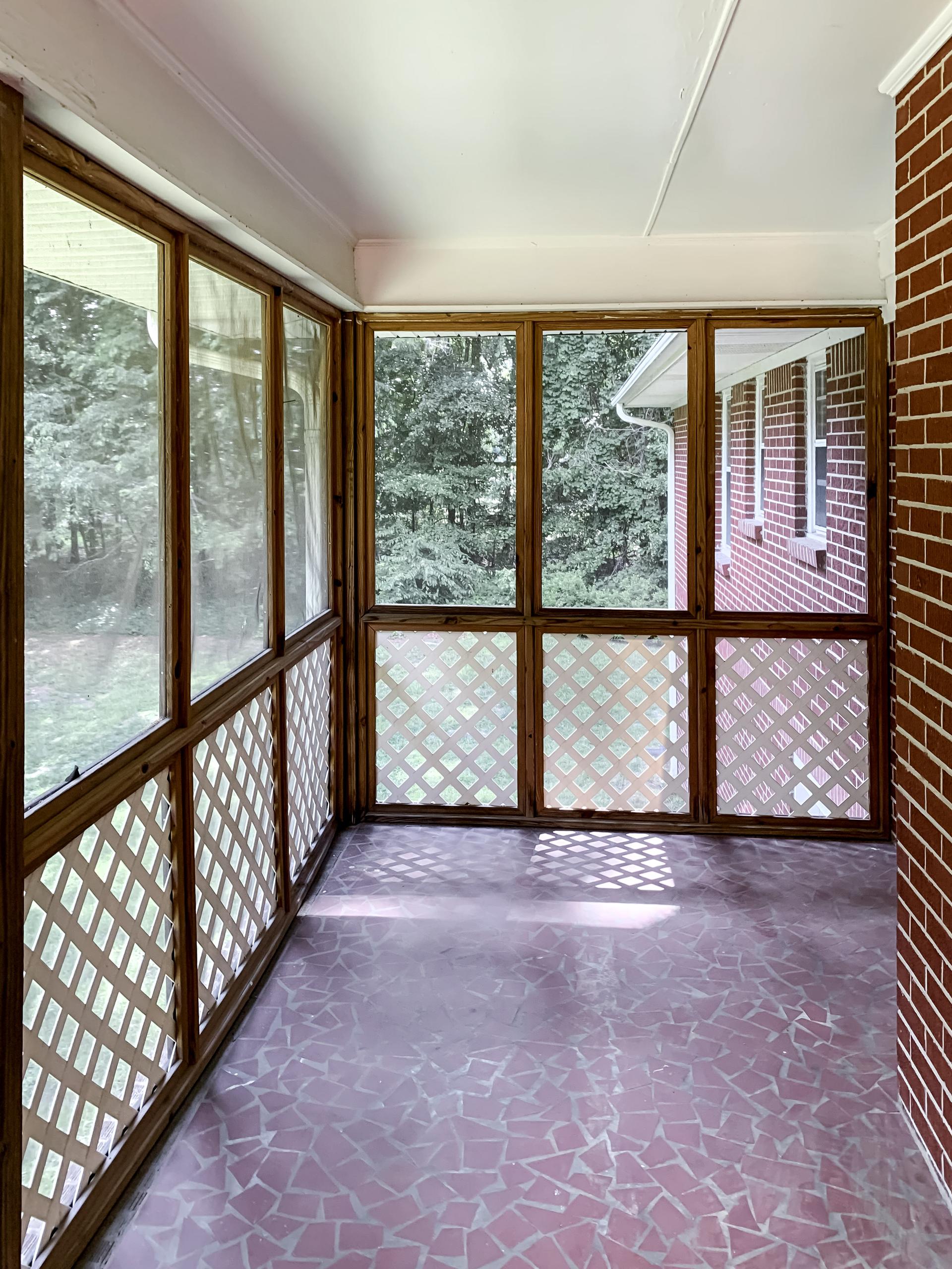 Private screened in porch - step out to blaze a smoke