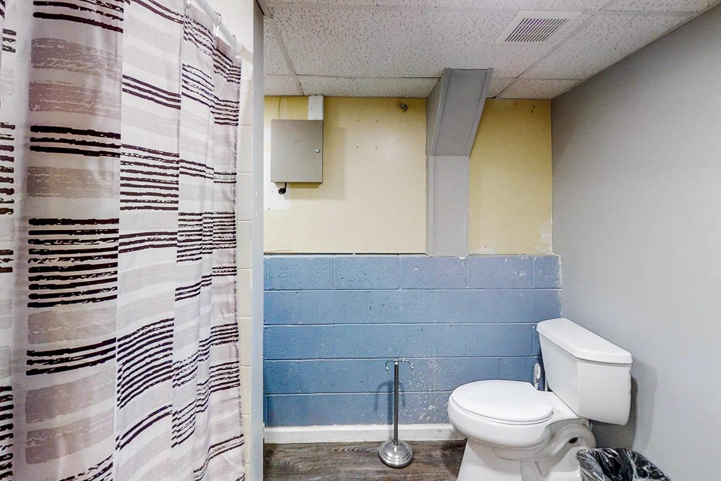 Bathroom(s)