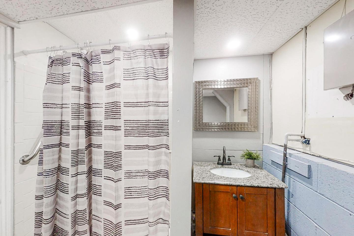 Bathroom(s)