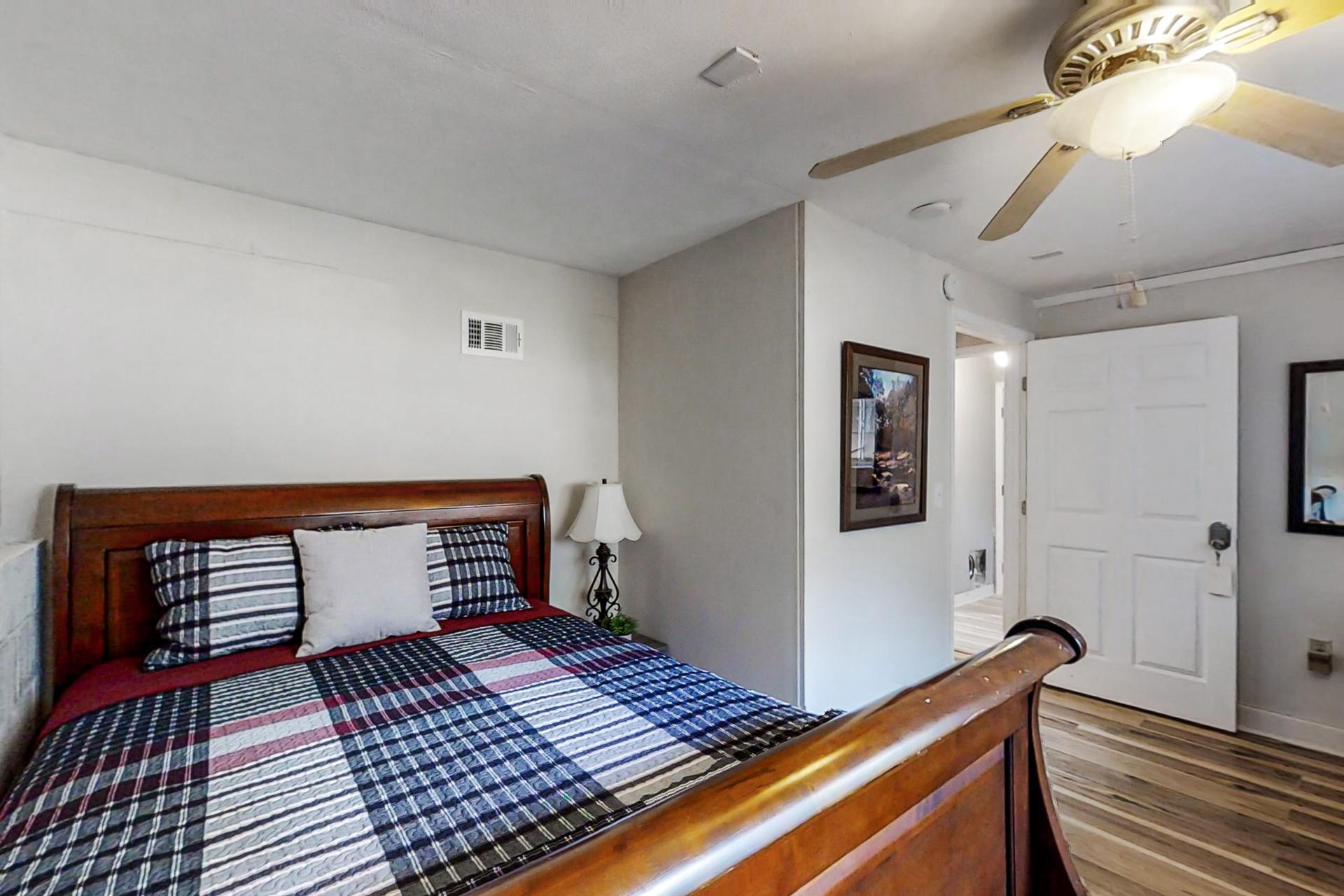 bedroom, detected: ceiling fan, bed