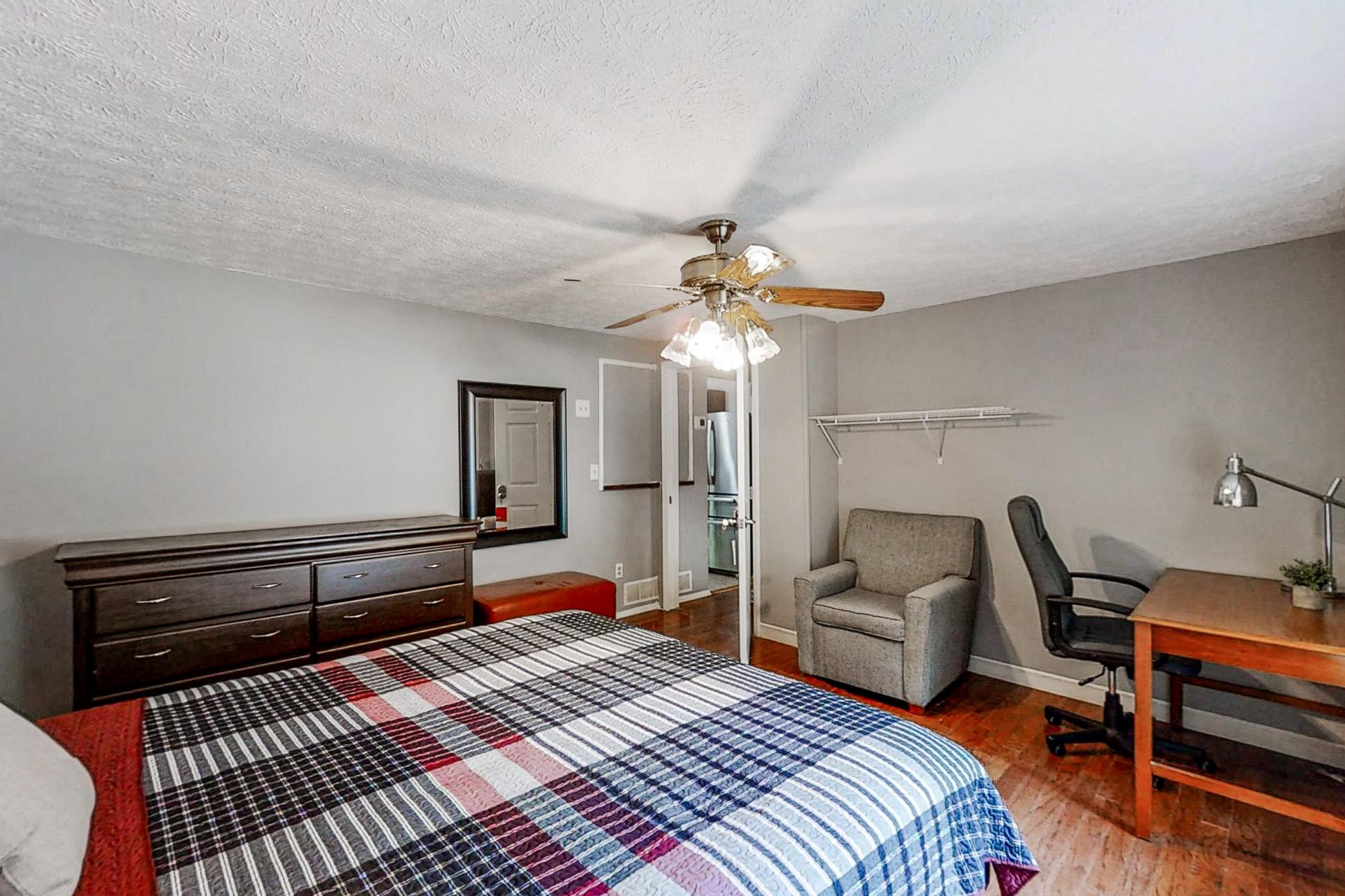 bedroom, detected: ceiling fan, bed