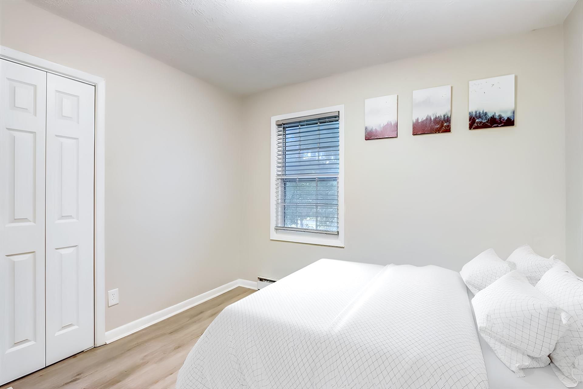 bedroom, detected: bed, window blind