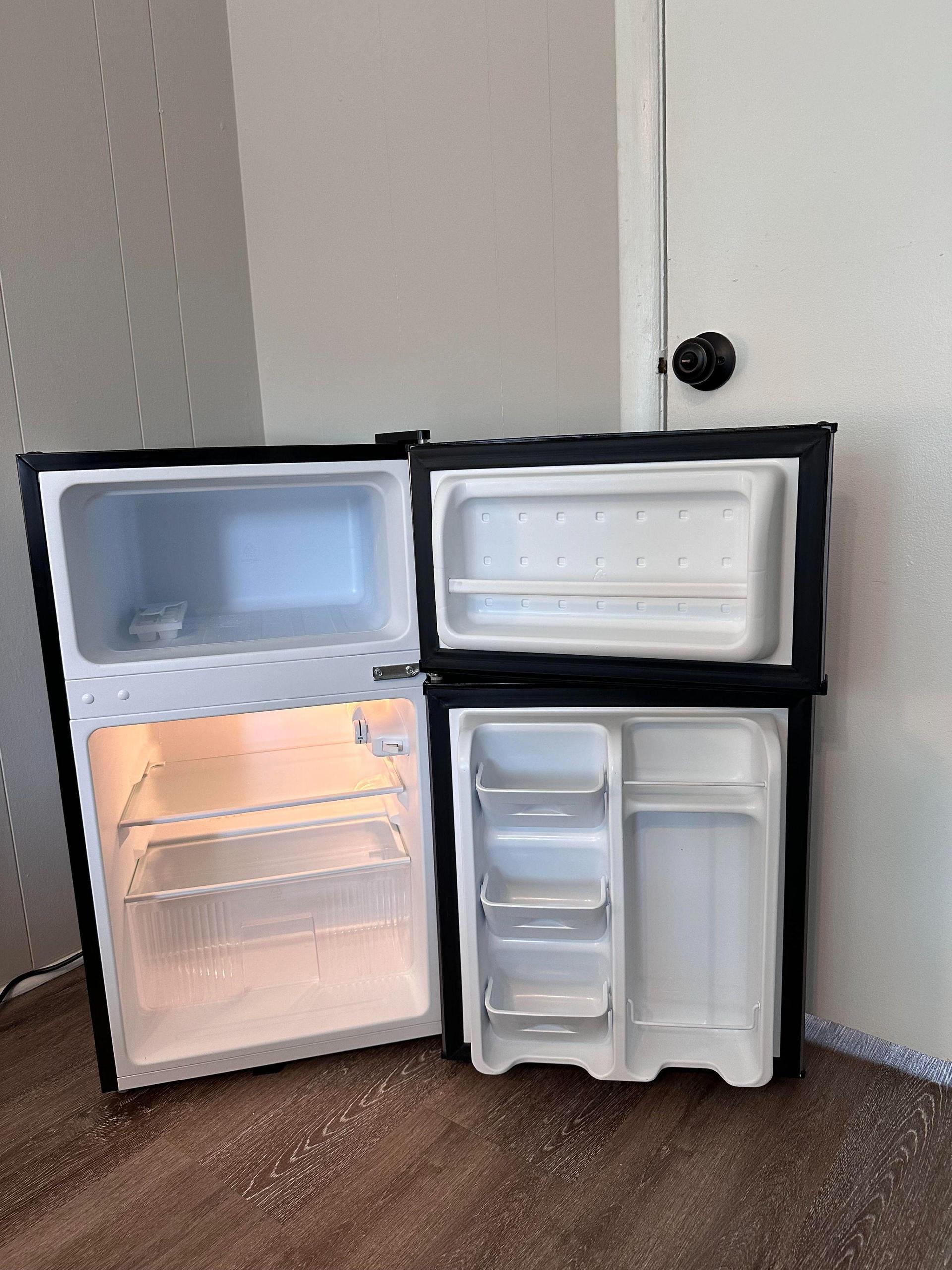 🧊 Refrigerator with freezer