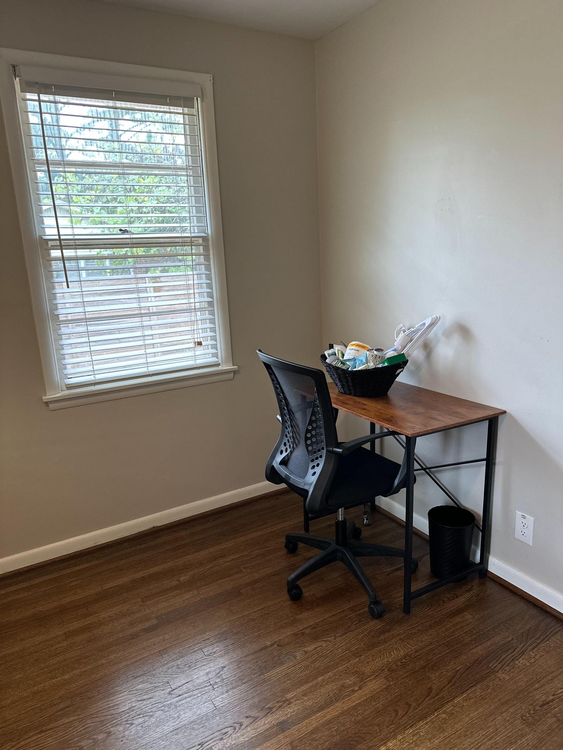 🪑 Yup! We’ve got a desk with an ergonomic chair .