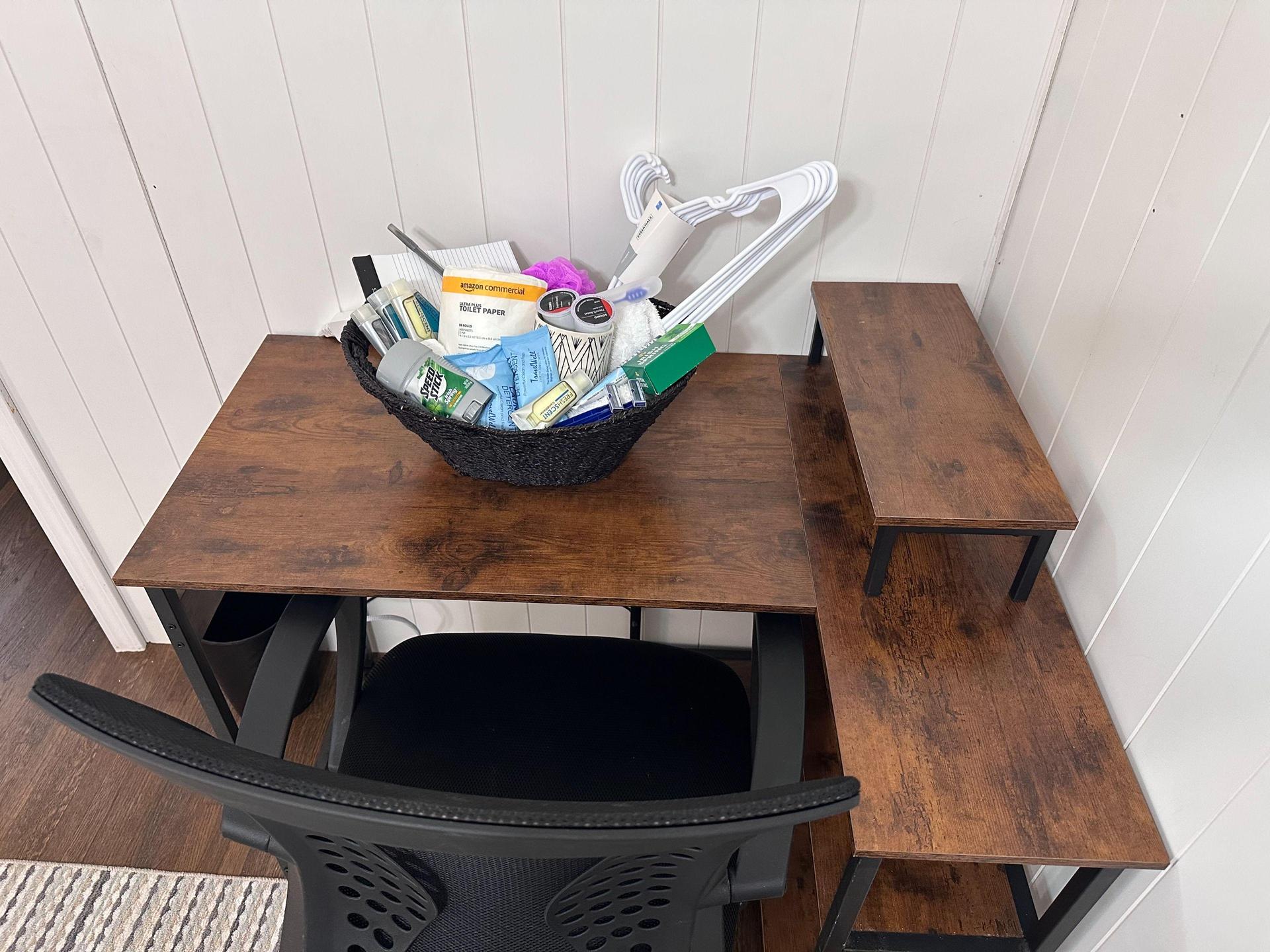 🪑 Yup! We’ve got a desk with an ergonomic chair.