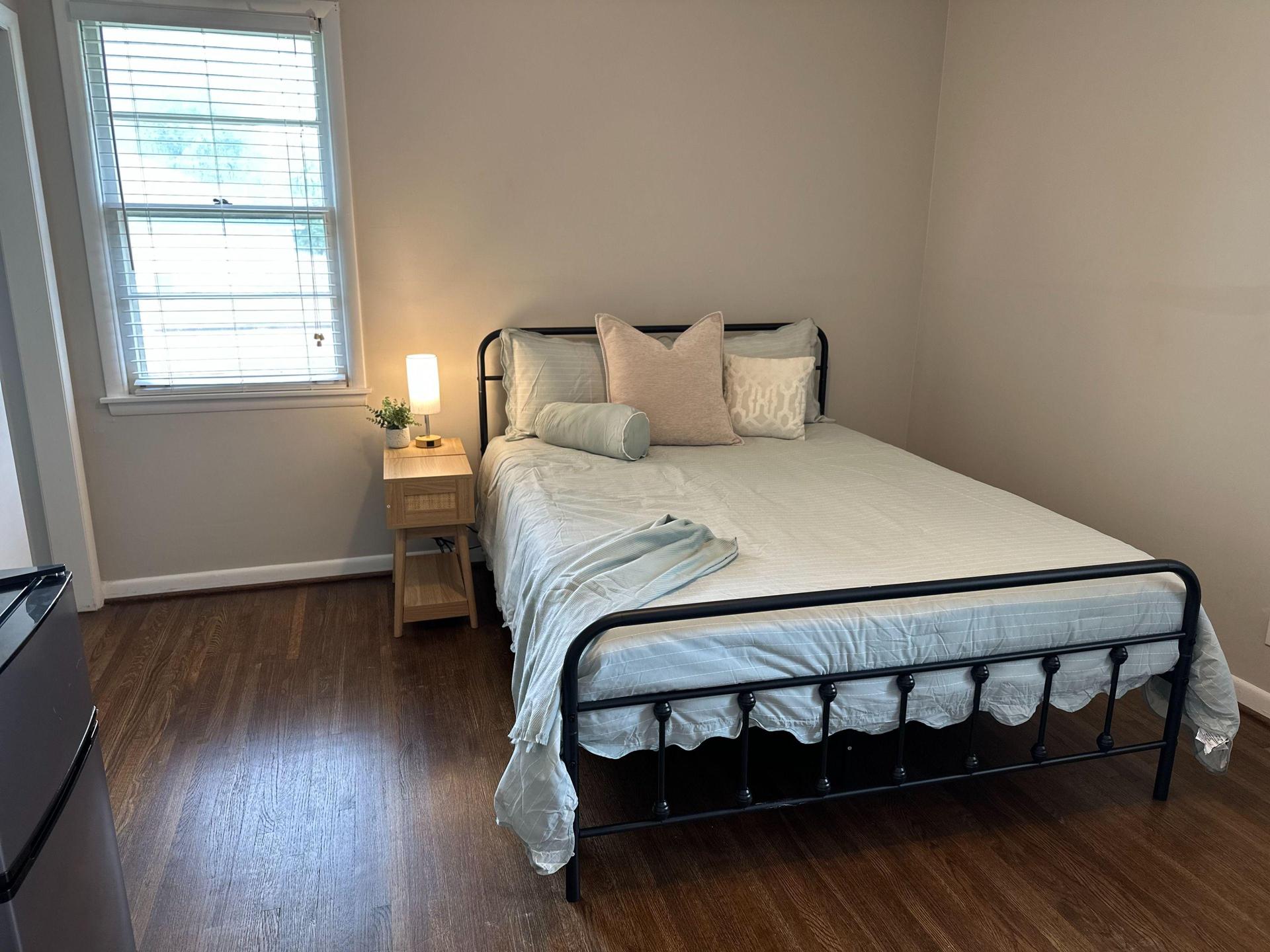 🛏️ Spacious room with queen memory foam bed, 🧊 fridge/freezer, 🚪 private bath entrance, 💡 touch light, 👕 closet, and 🔒