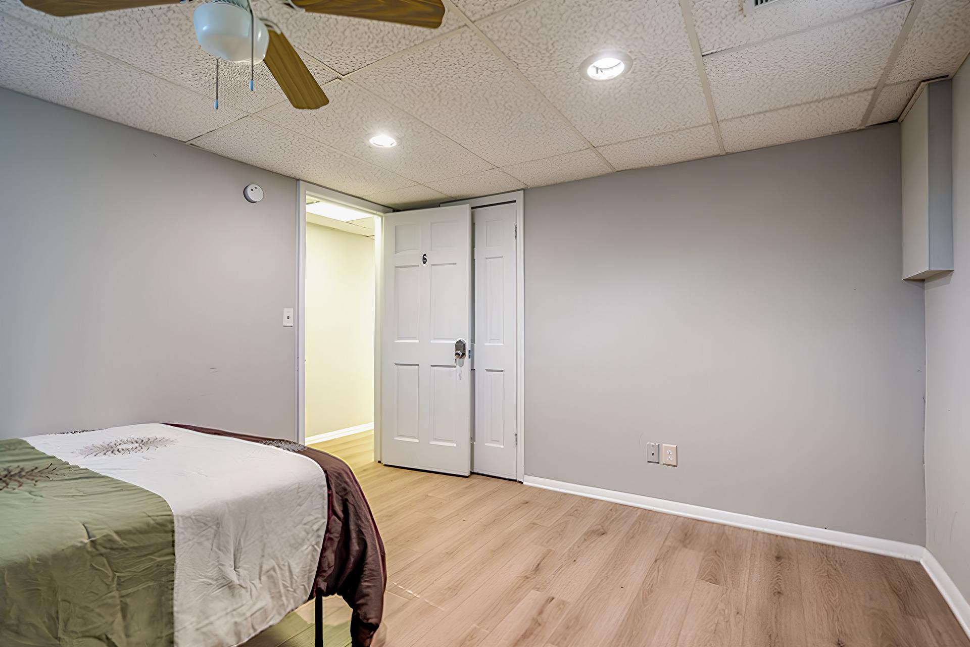 bedroom, detected: ceiling fan, bed