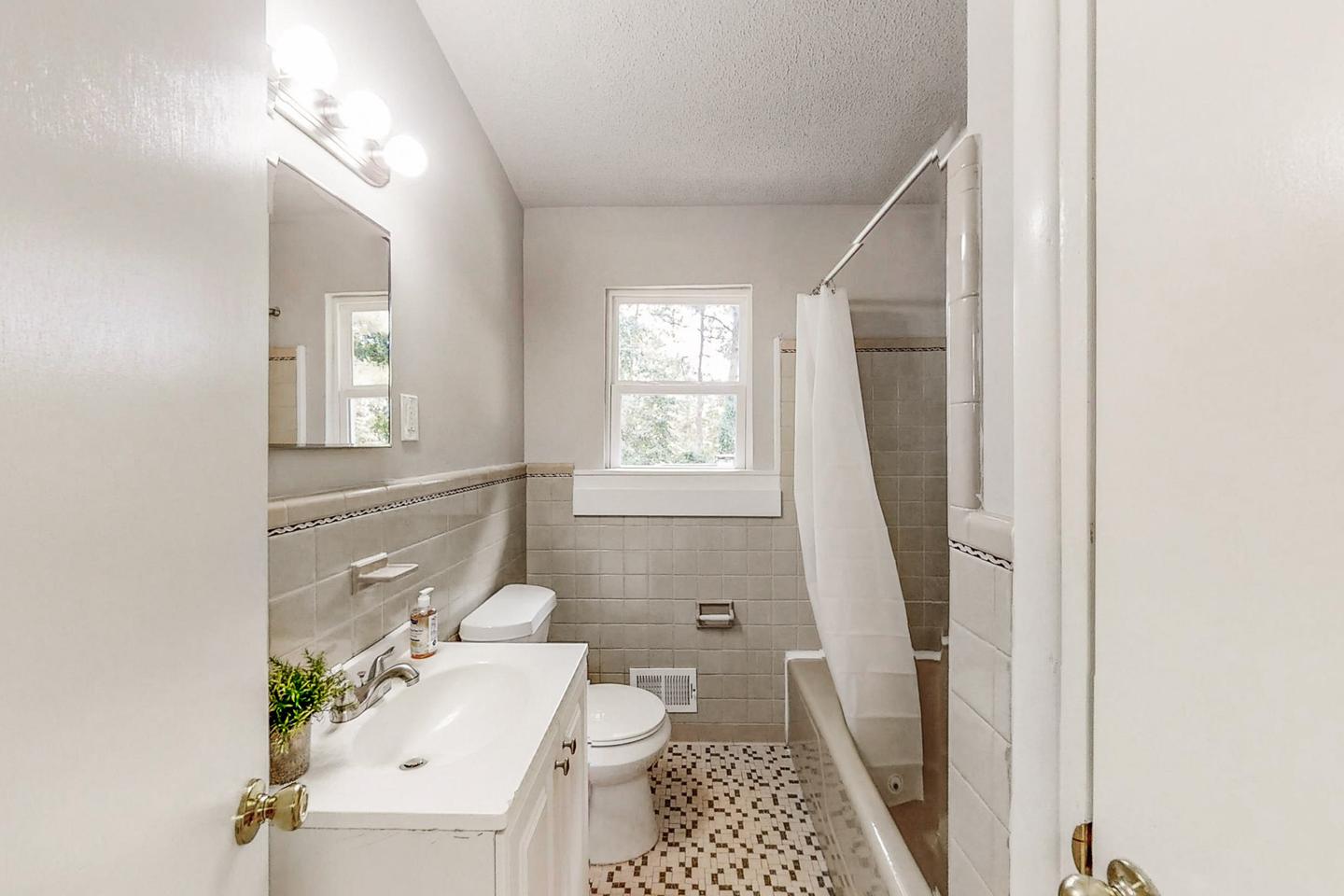 Bathroom(s)