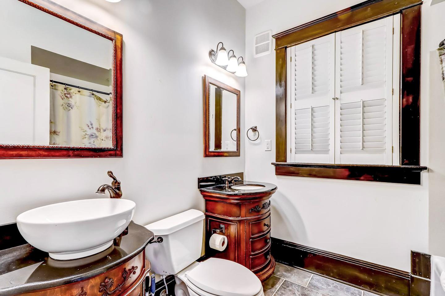 Bathroom(s)