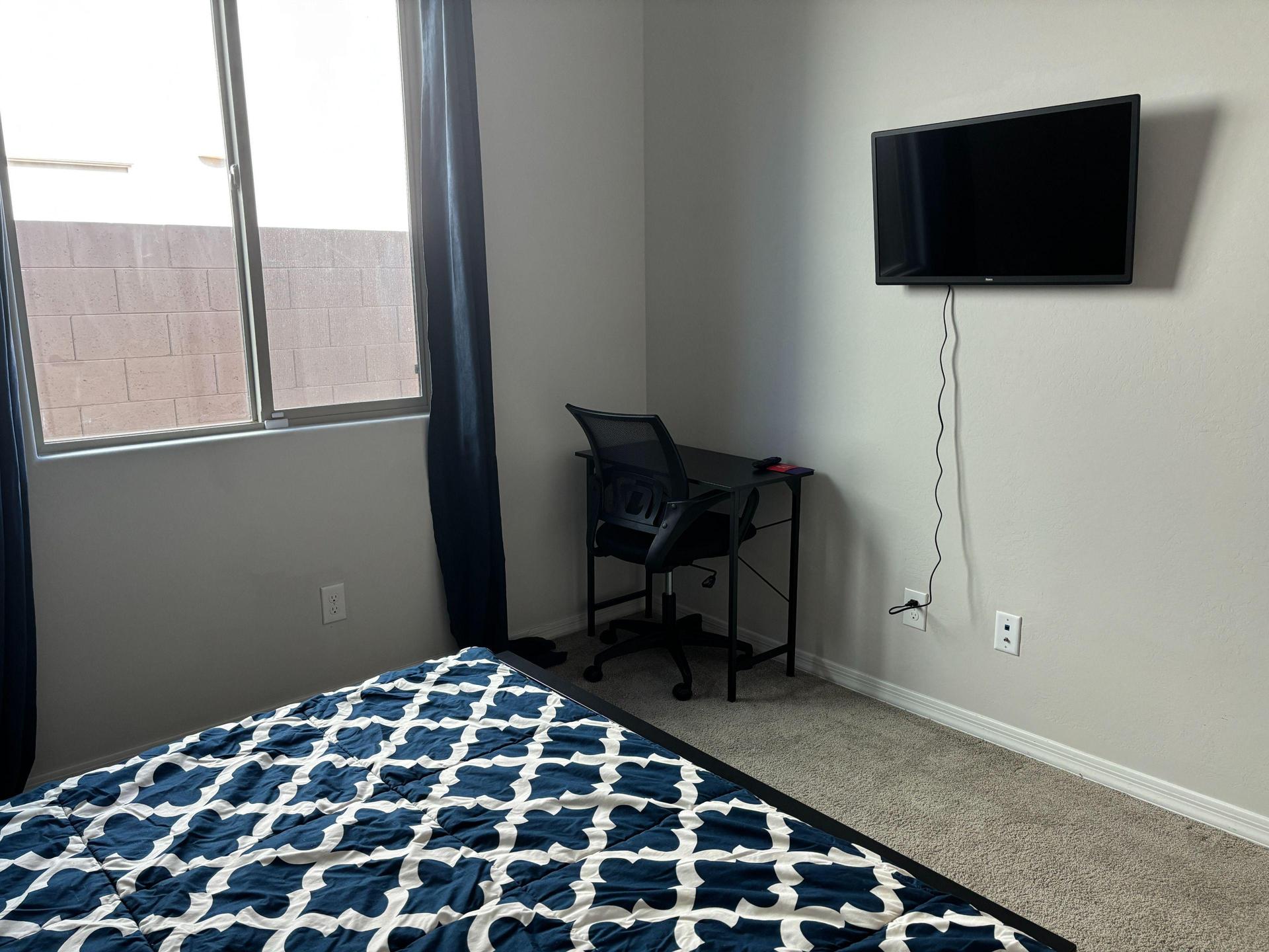 Desk/chair, TV
