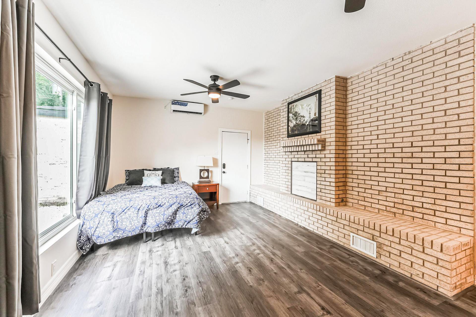 bedroom, detected: ceiling fan, window blind, bed