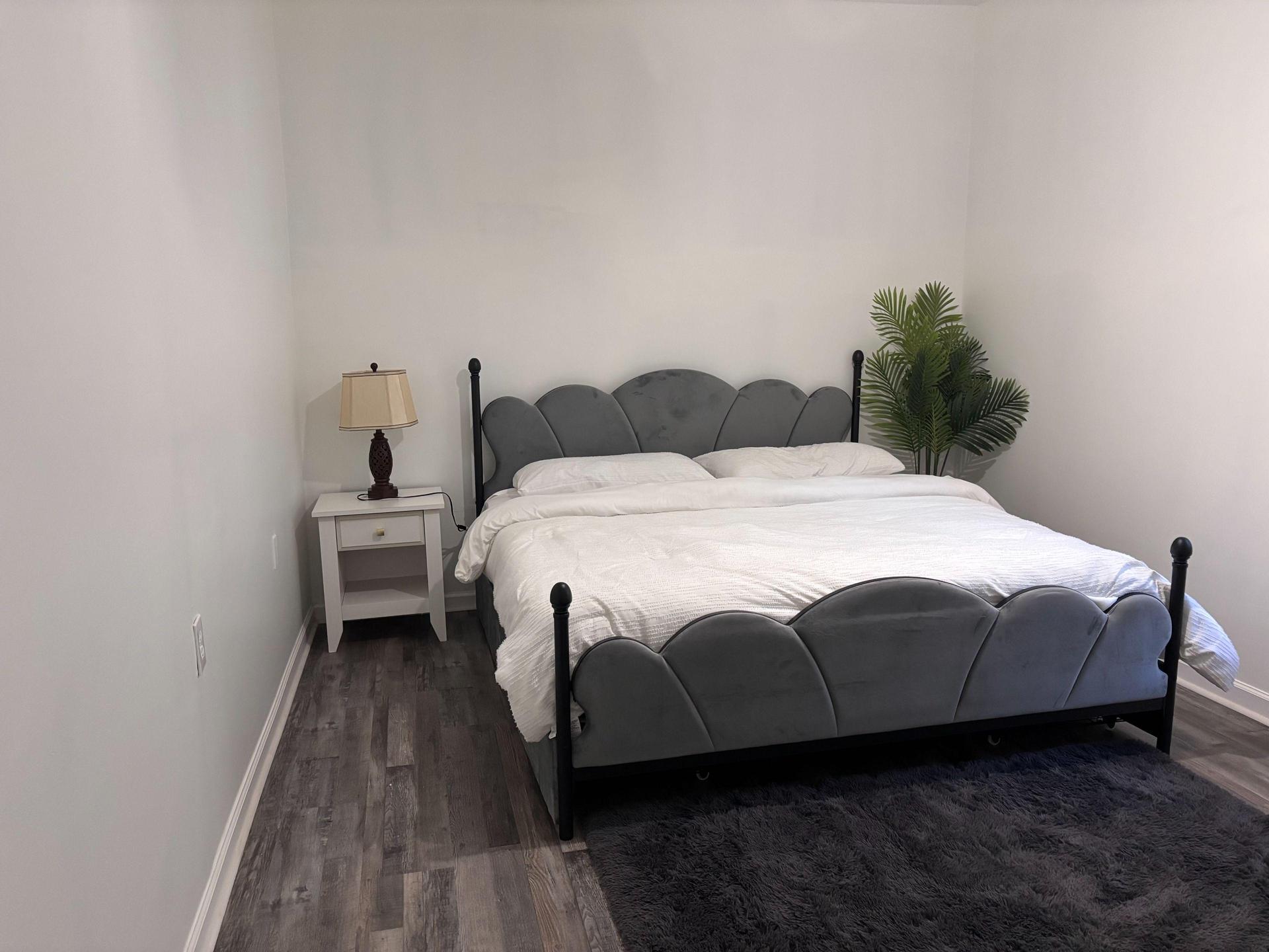 Room 5 with a closet