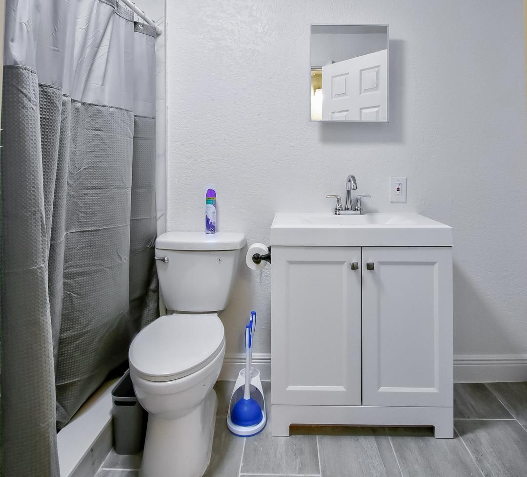 Bathroom(s)