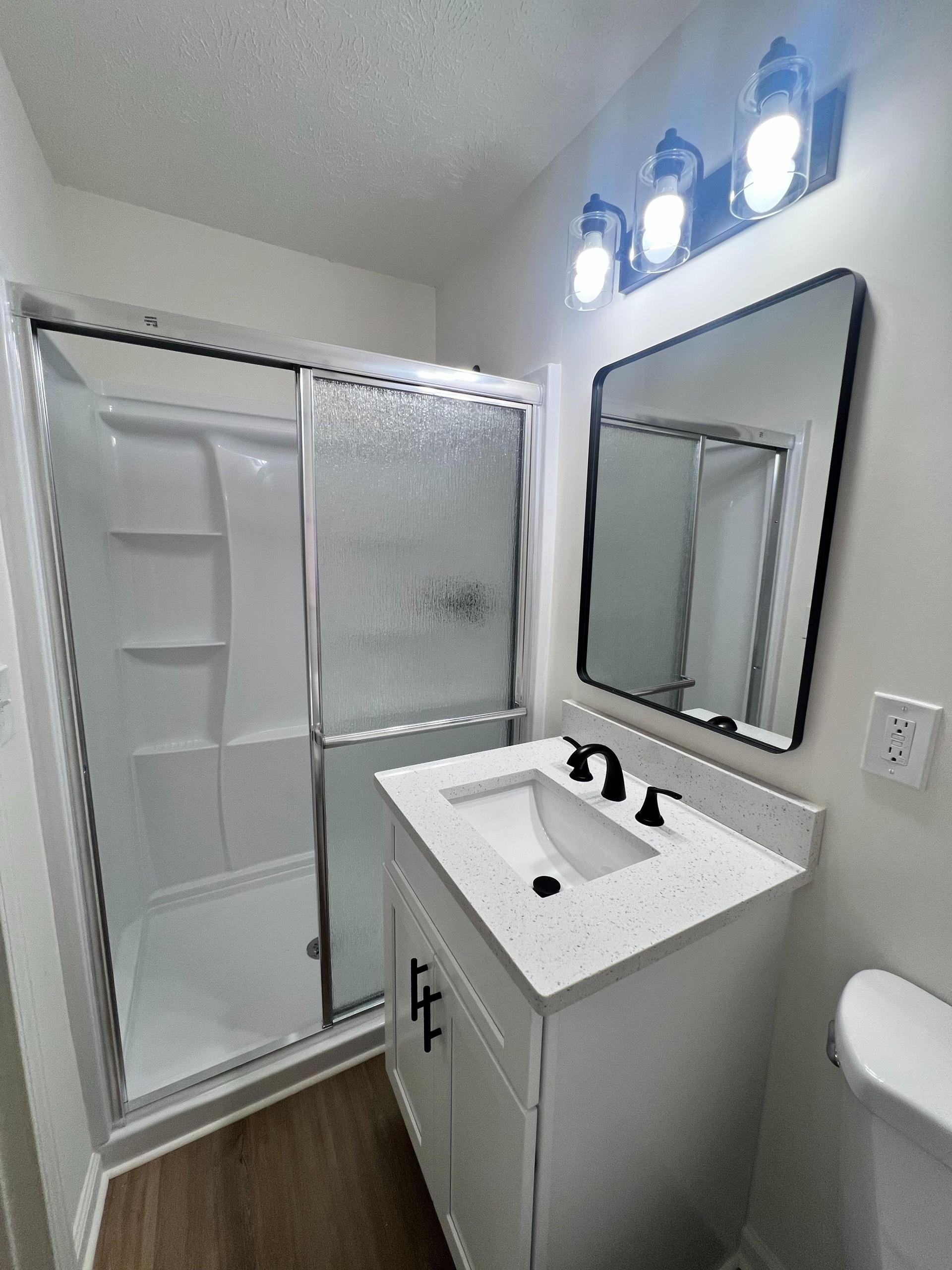 Full Bathroom in Room 1