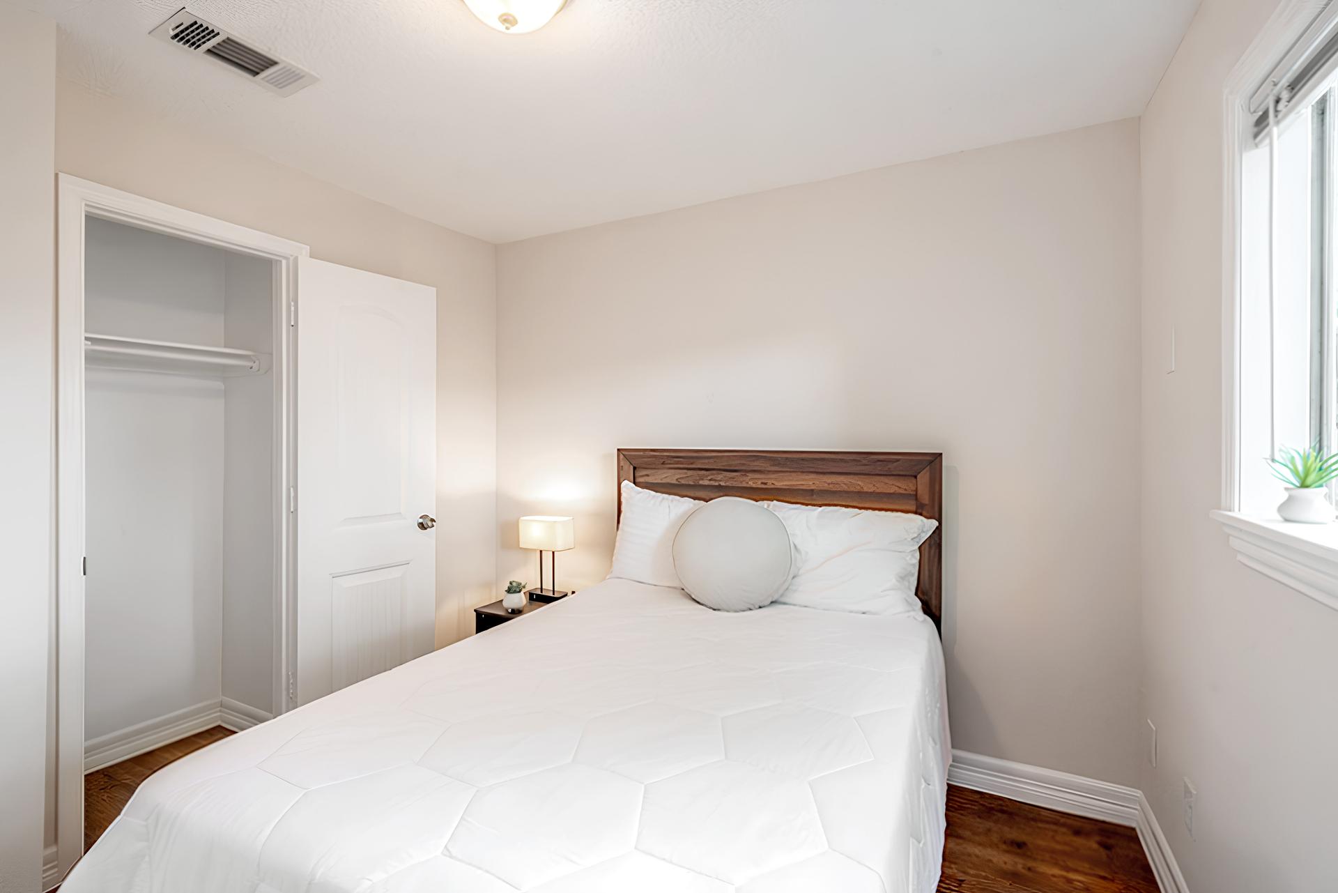 bedroom, detected: bed, window blind