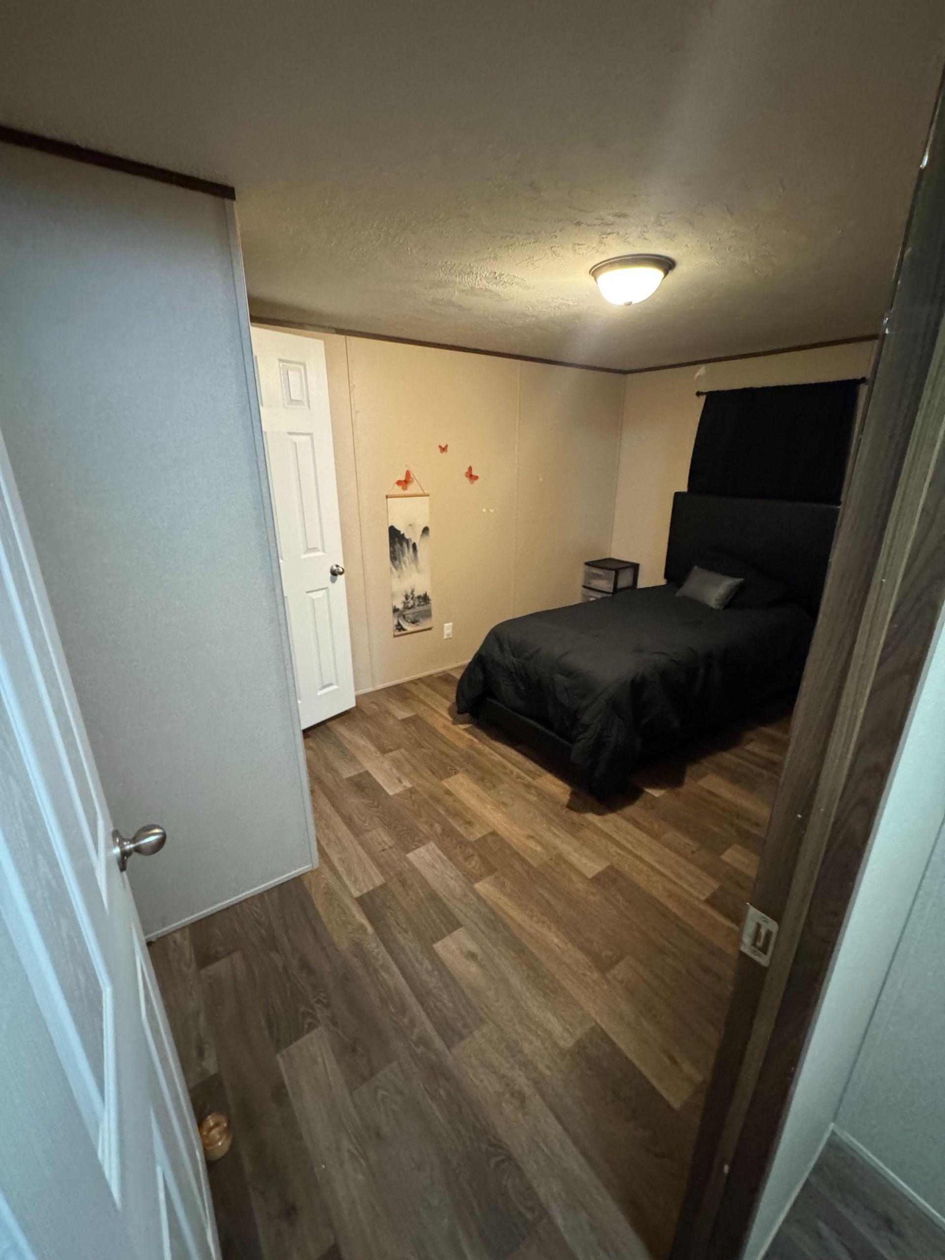 Standard bedroom, with storage & reach-in closet