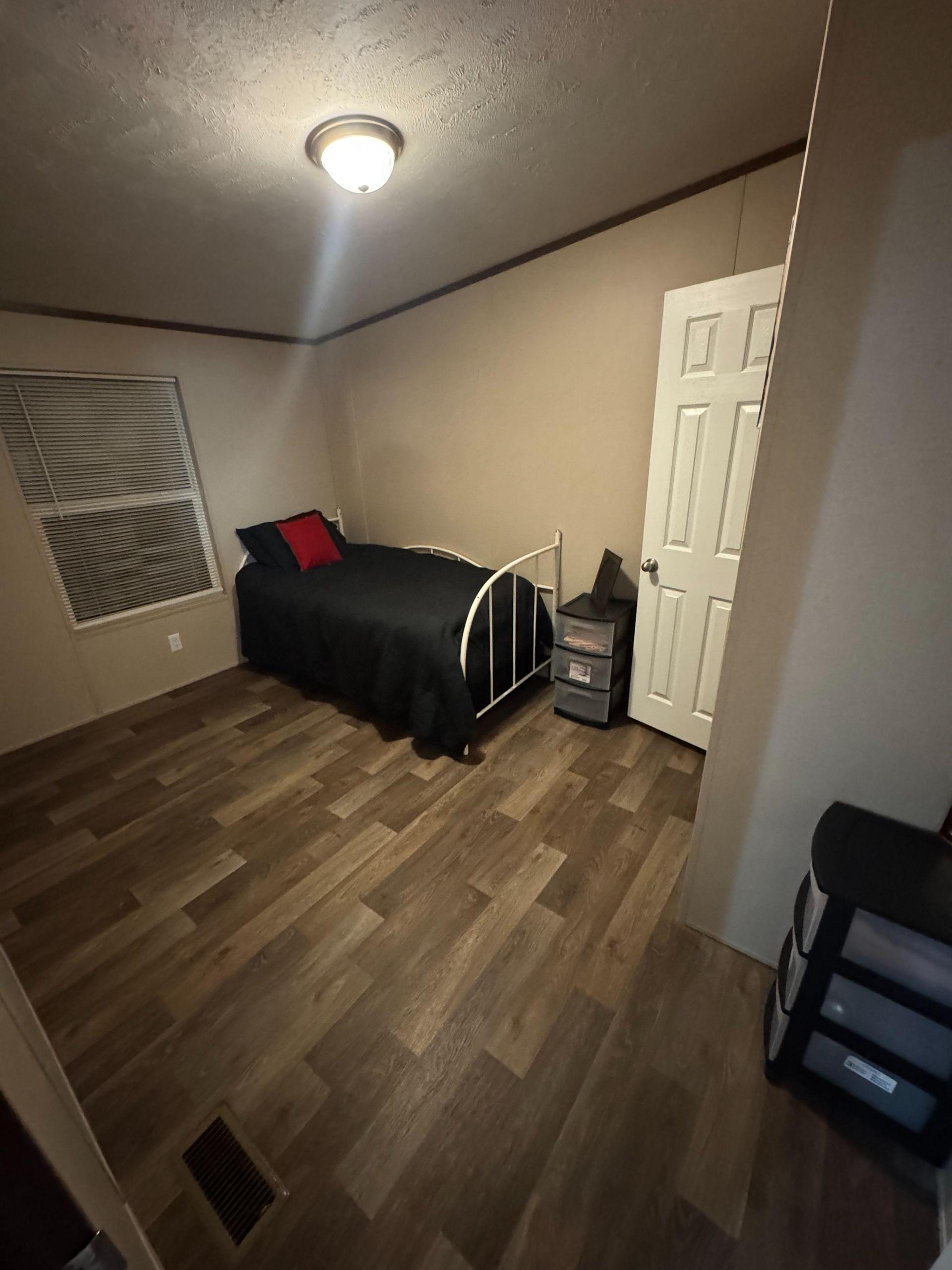 Standard bedroom, with storage & reach-in closet
