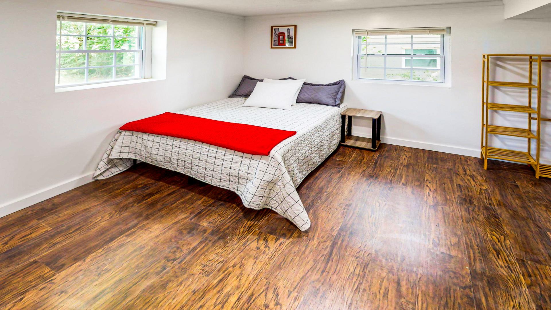 bedroom, detected: bed, window blind