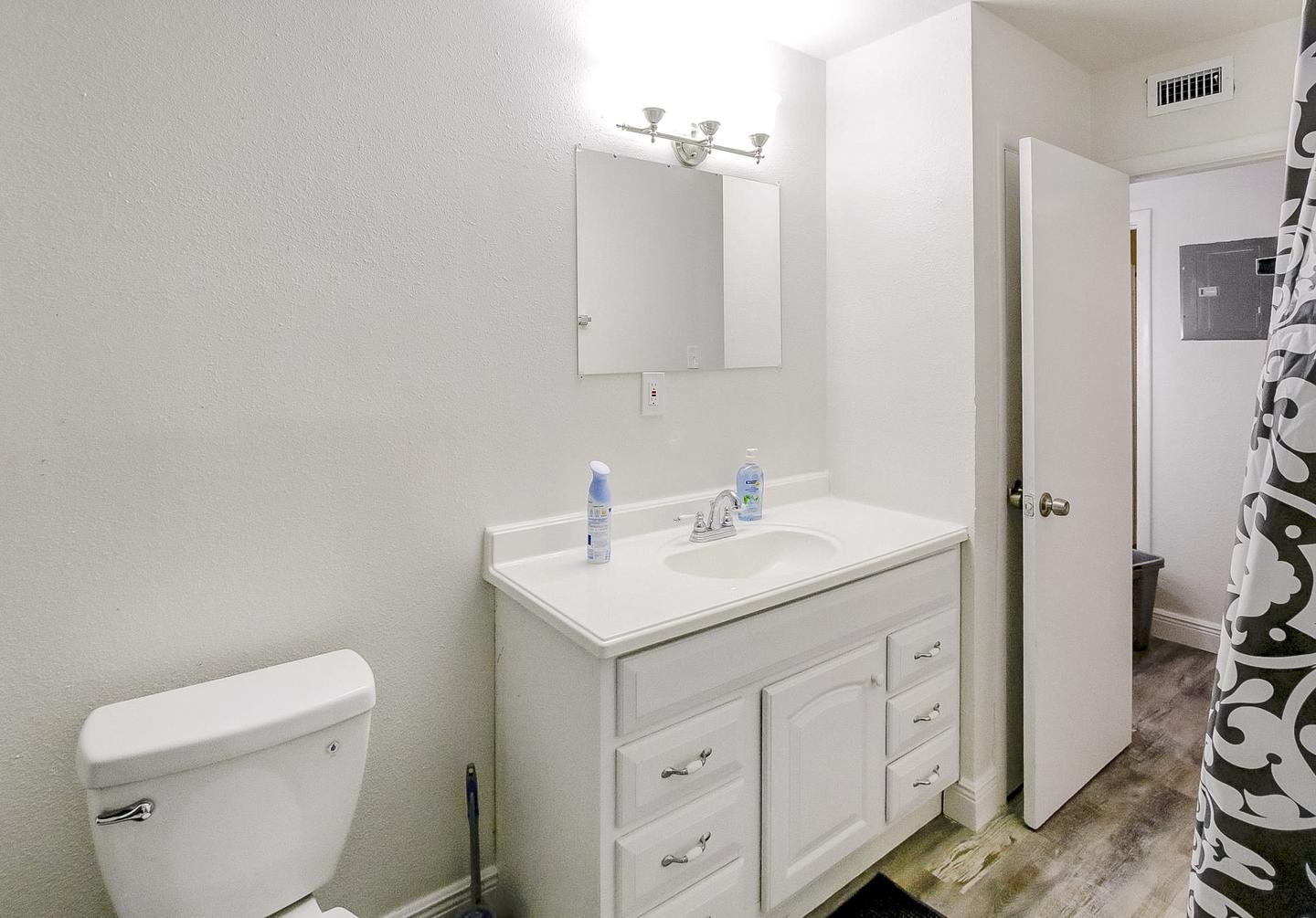 Bathroom(s)