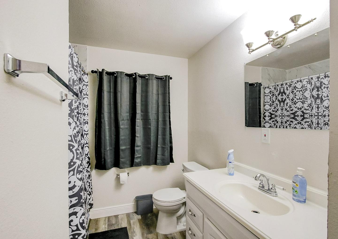 Bathroom(s)