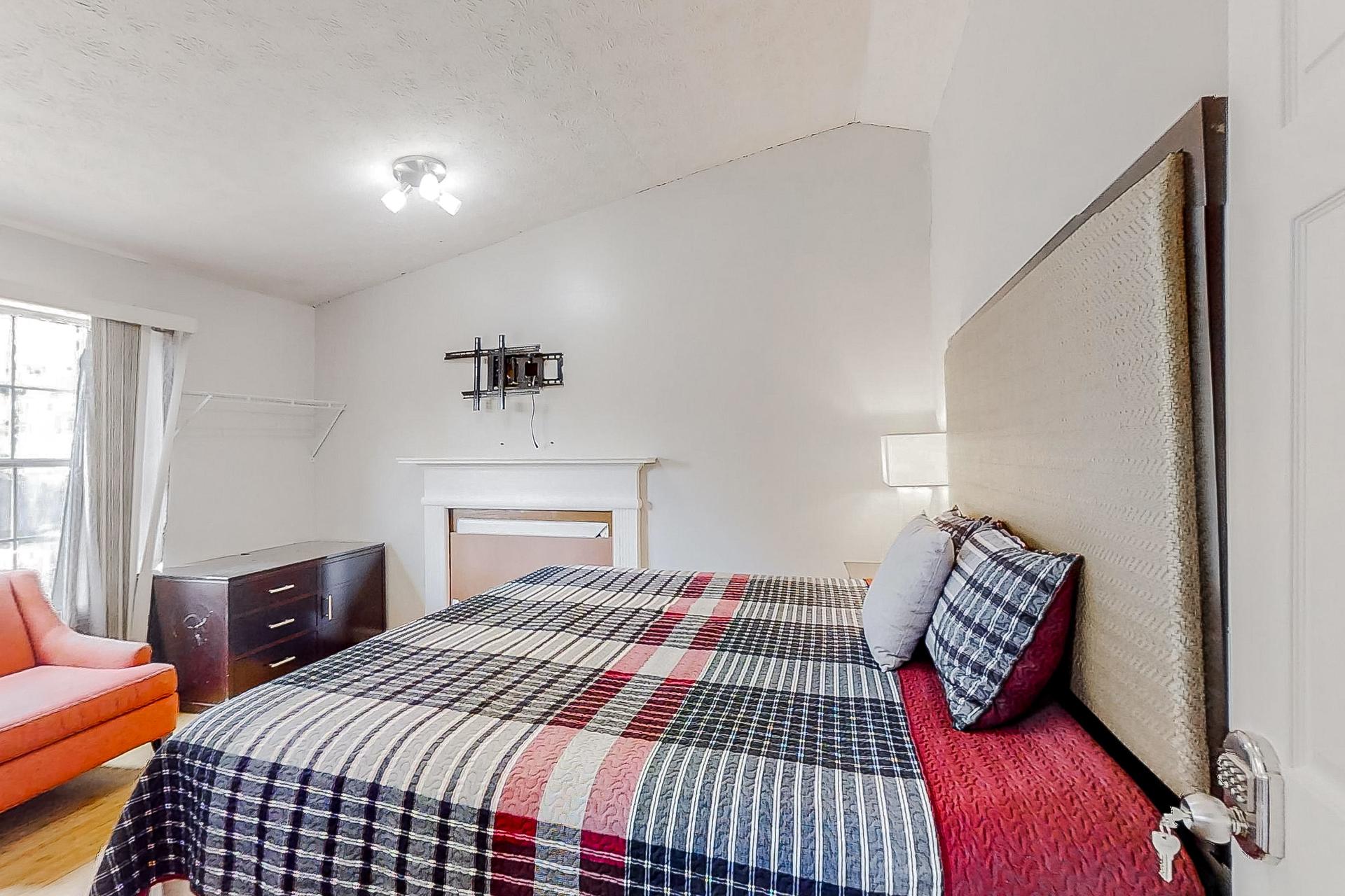 bedroom, detected: bed, window blind