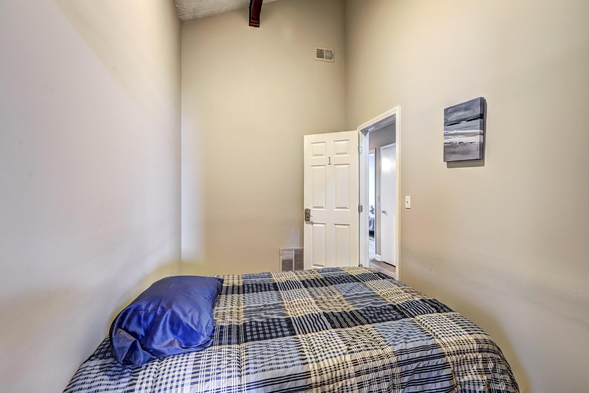 Queen bed with lofted ceiling
