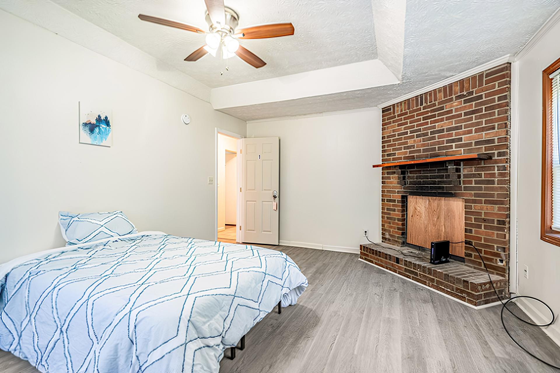 bedroom, detected: ceiling fan, window blind, bed