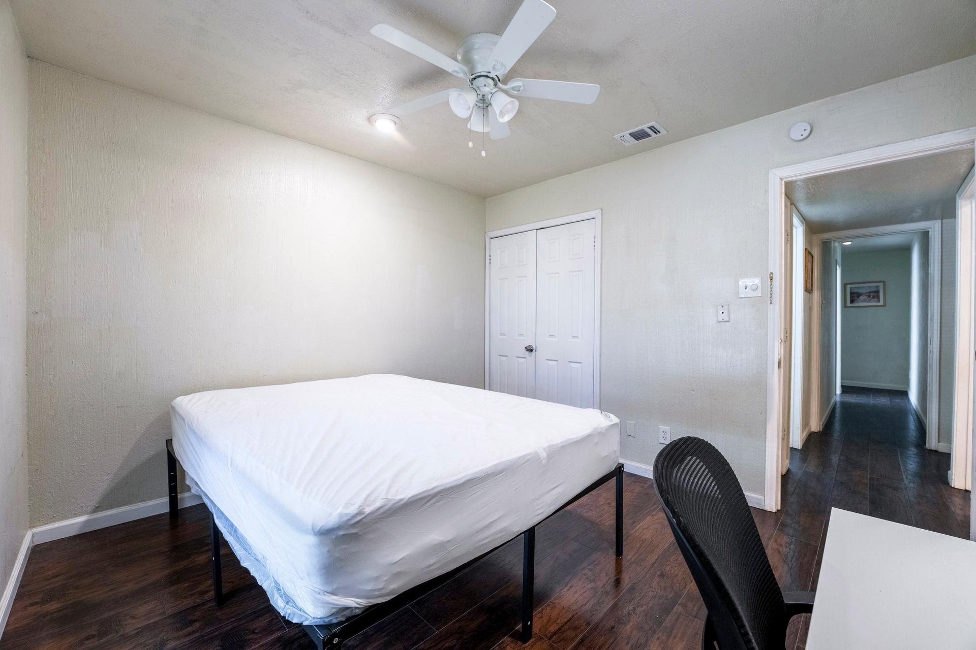 bedroom, detected:bed, ceiling fan, window blind