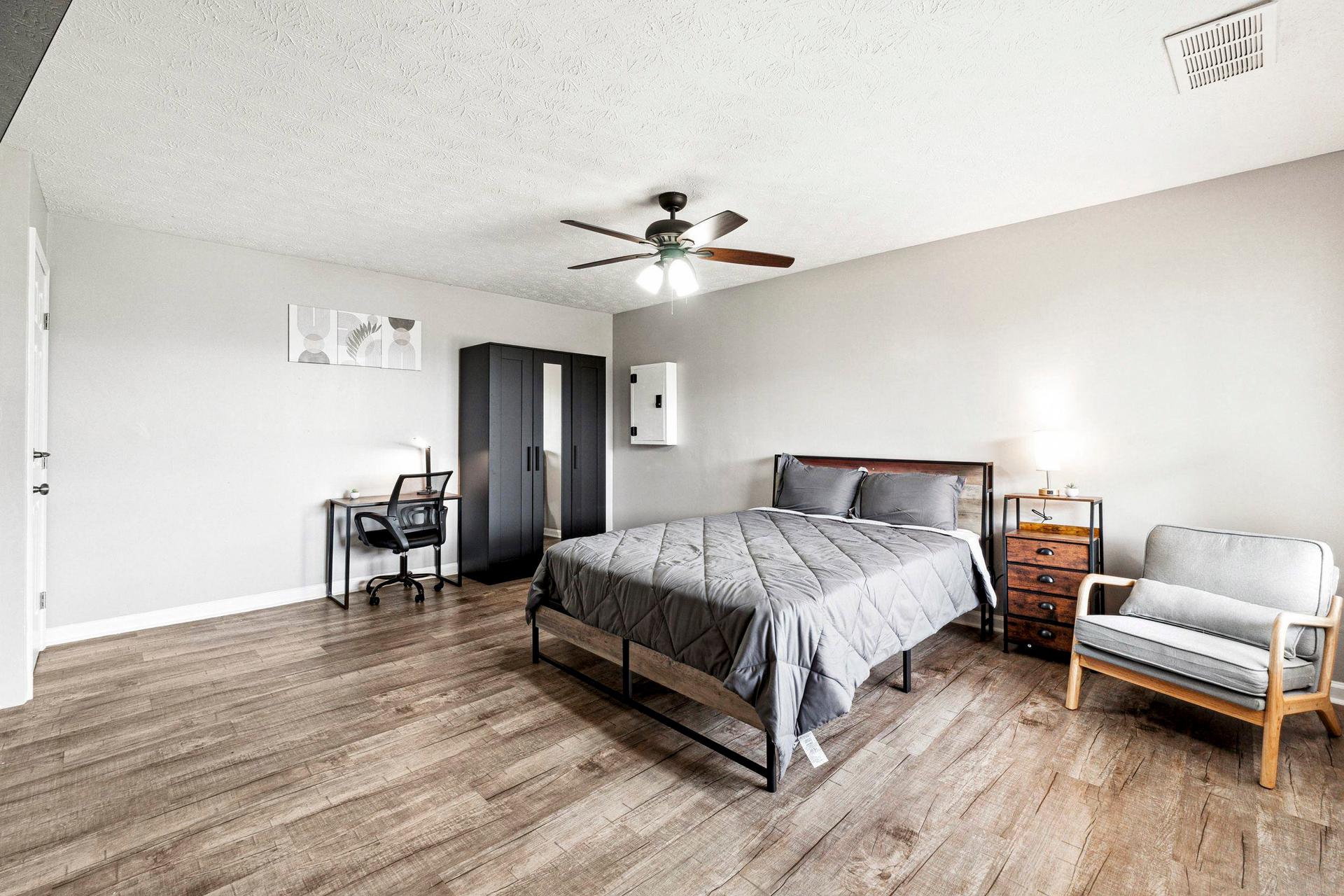 bedroom, detected:ceiling fan, bed